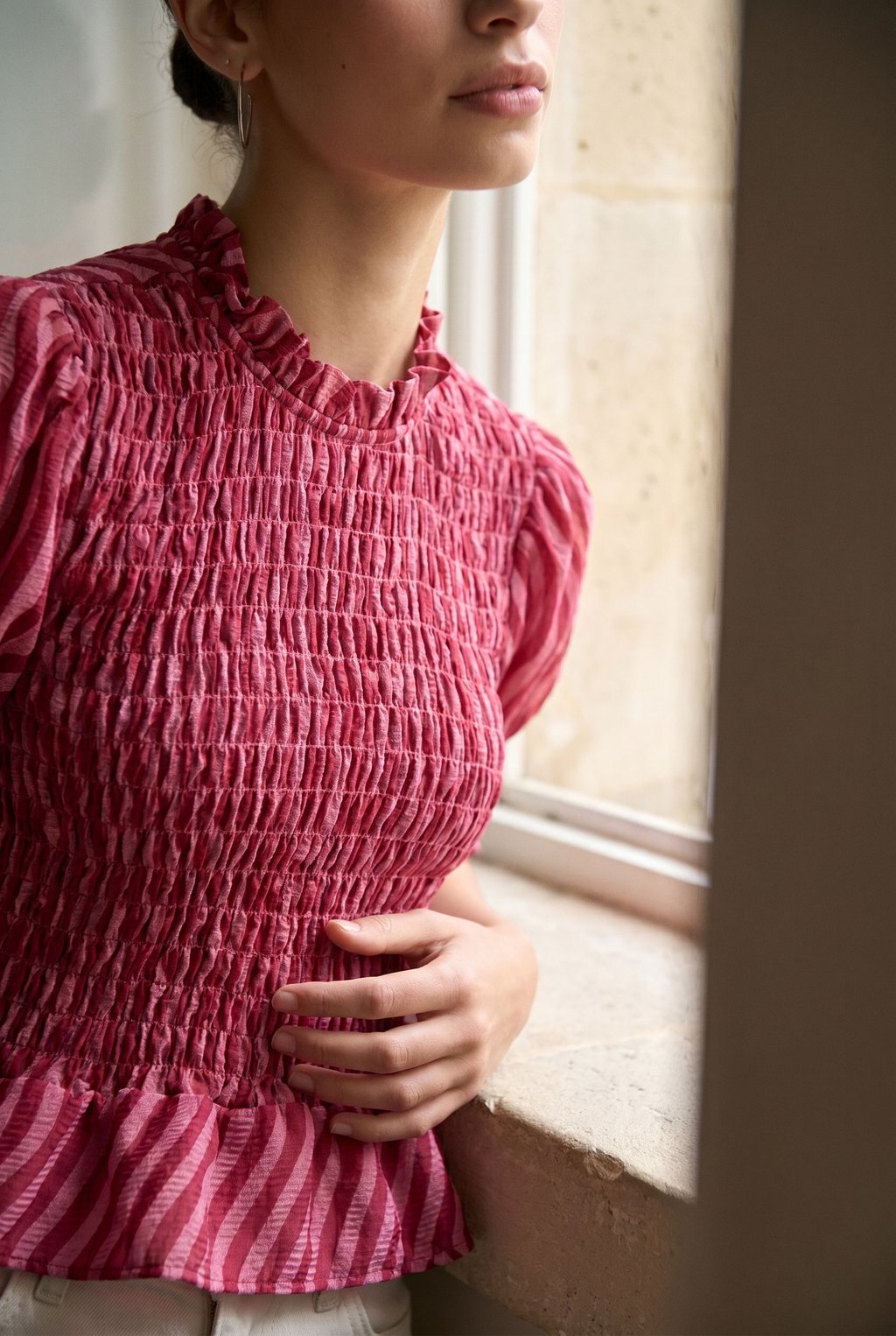 02. Blouse péplum smockée à col volanté