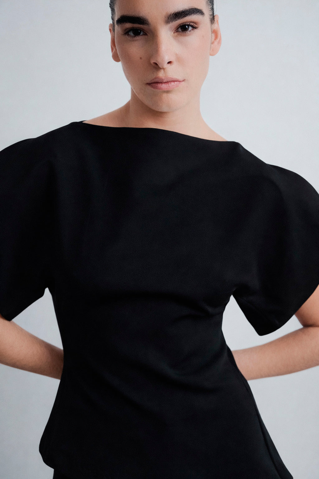 Blouse noire col bateau vue face
