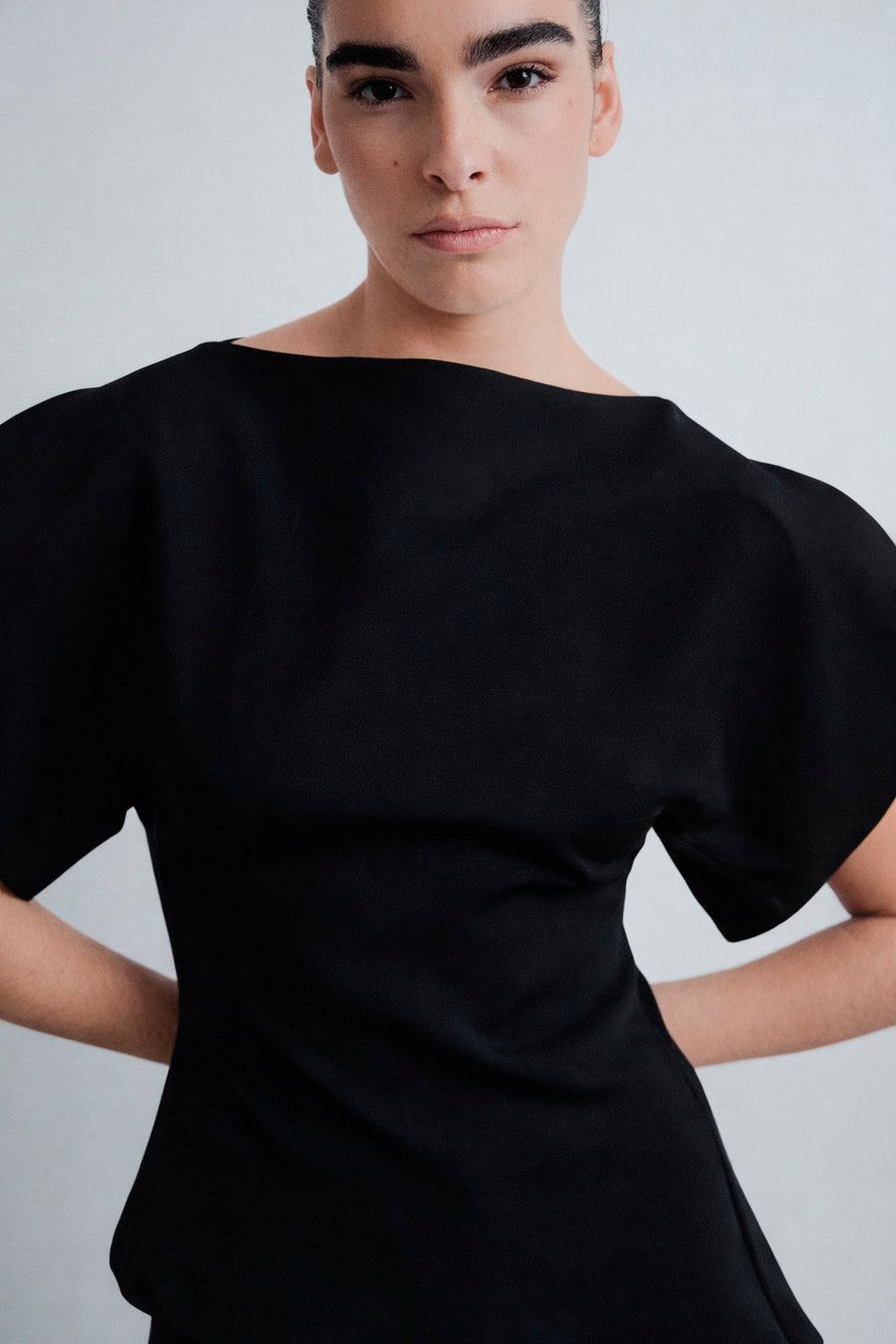 Blouse noire col bateau vue face