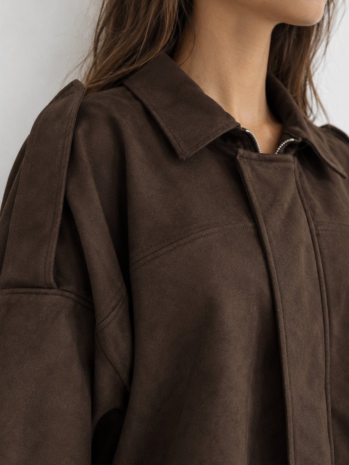 Détail col chemise et patte zip chocolat