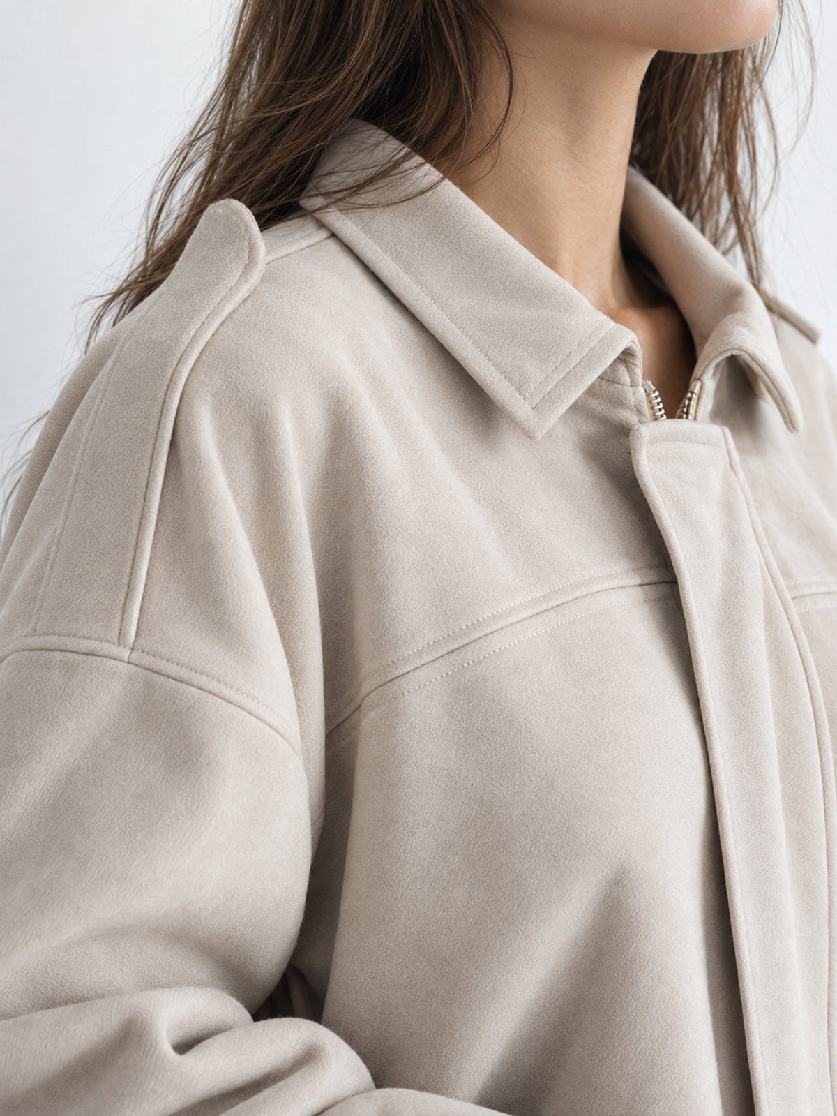 Détail col chemise suédine beige