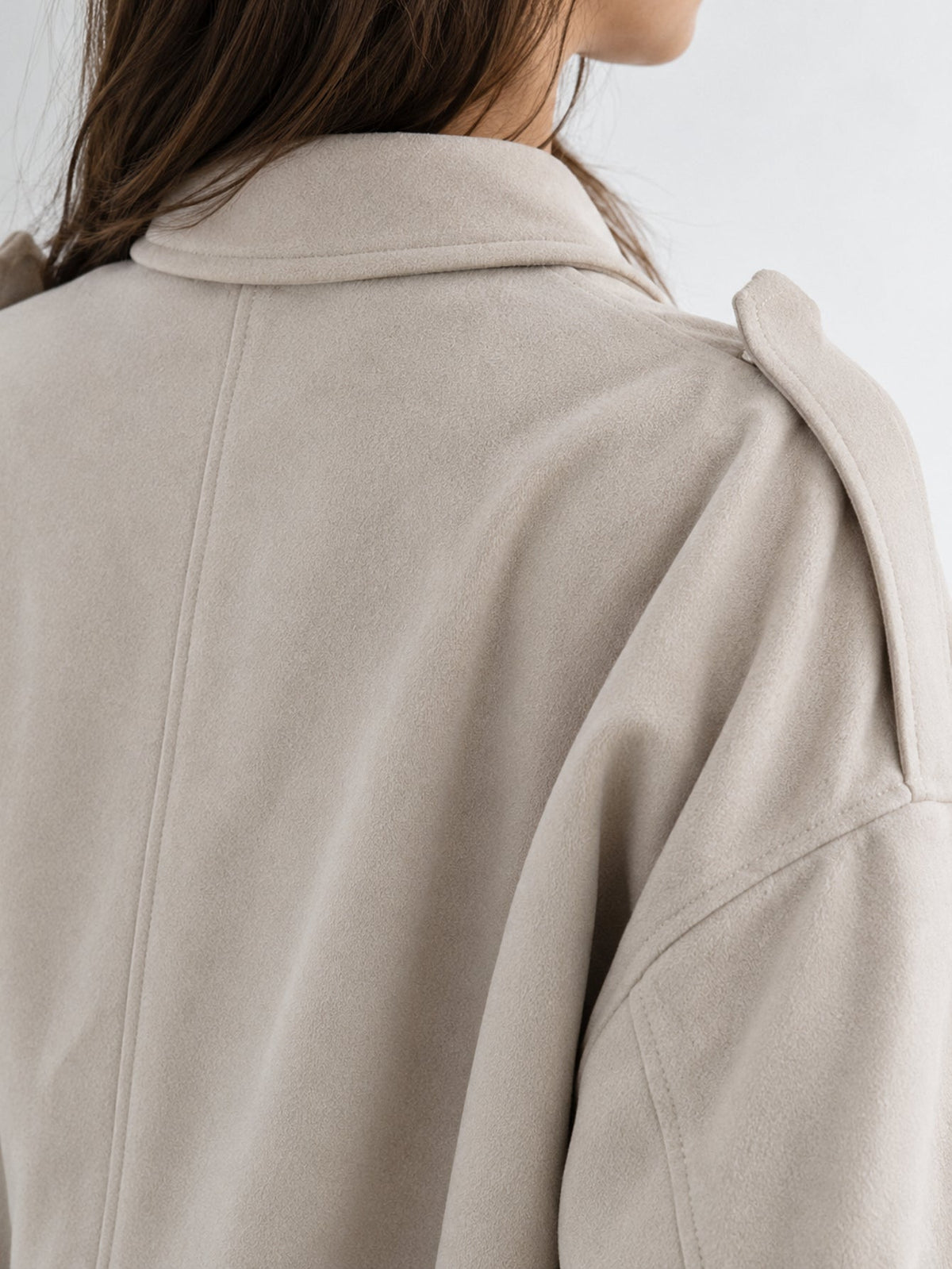 Détail épaule et couture beige