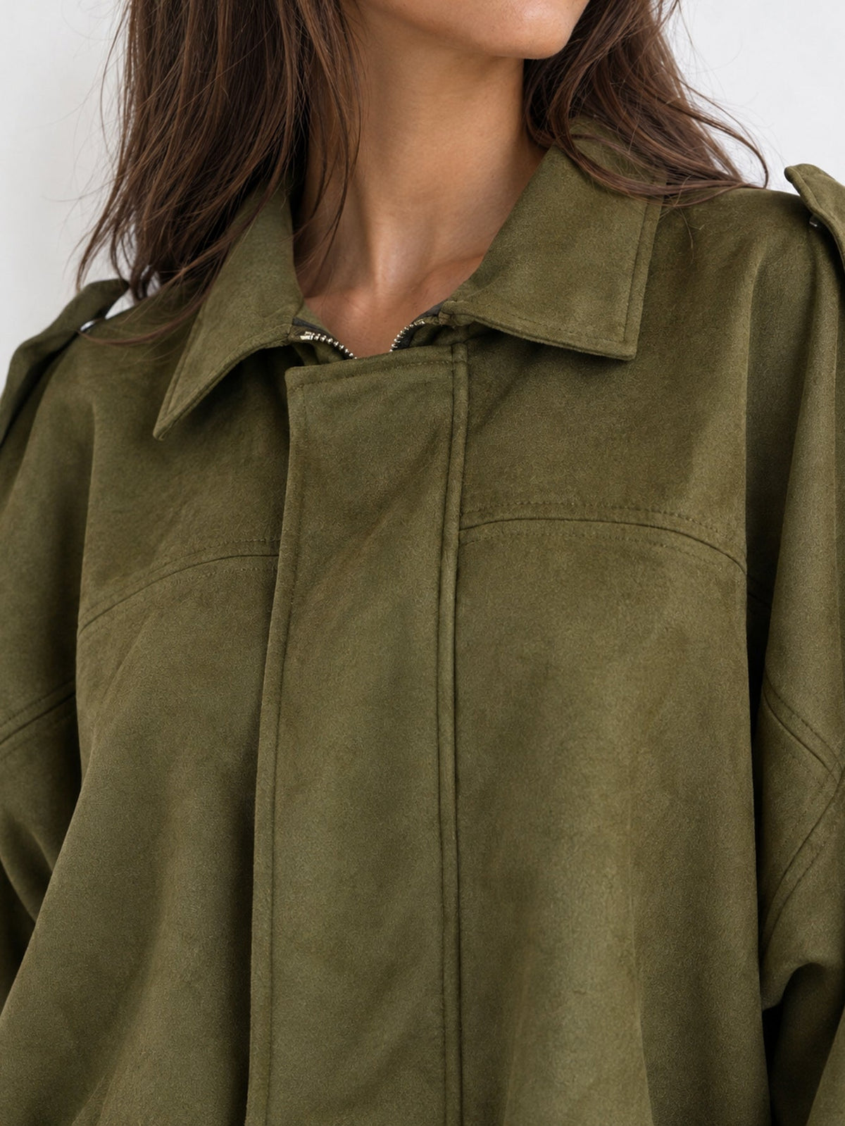 Détail col chemise bomber kaki