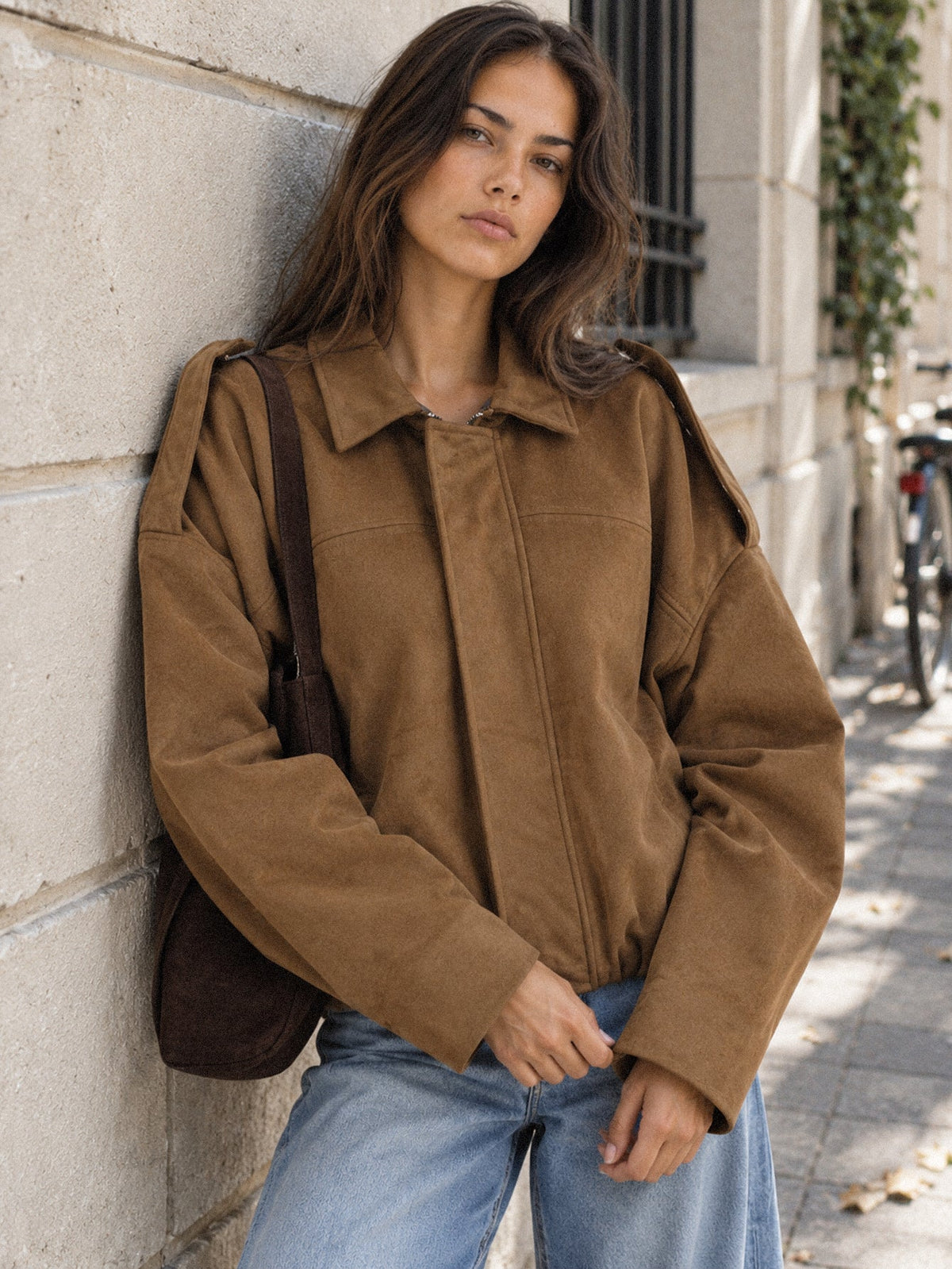 Blouson bomber suédine camel en ville