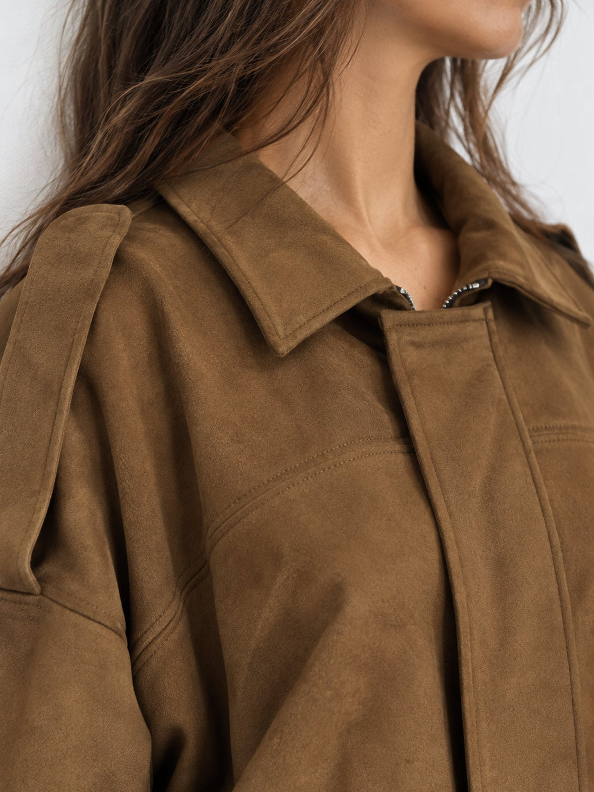 Détail col chemise suédine camel