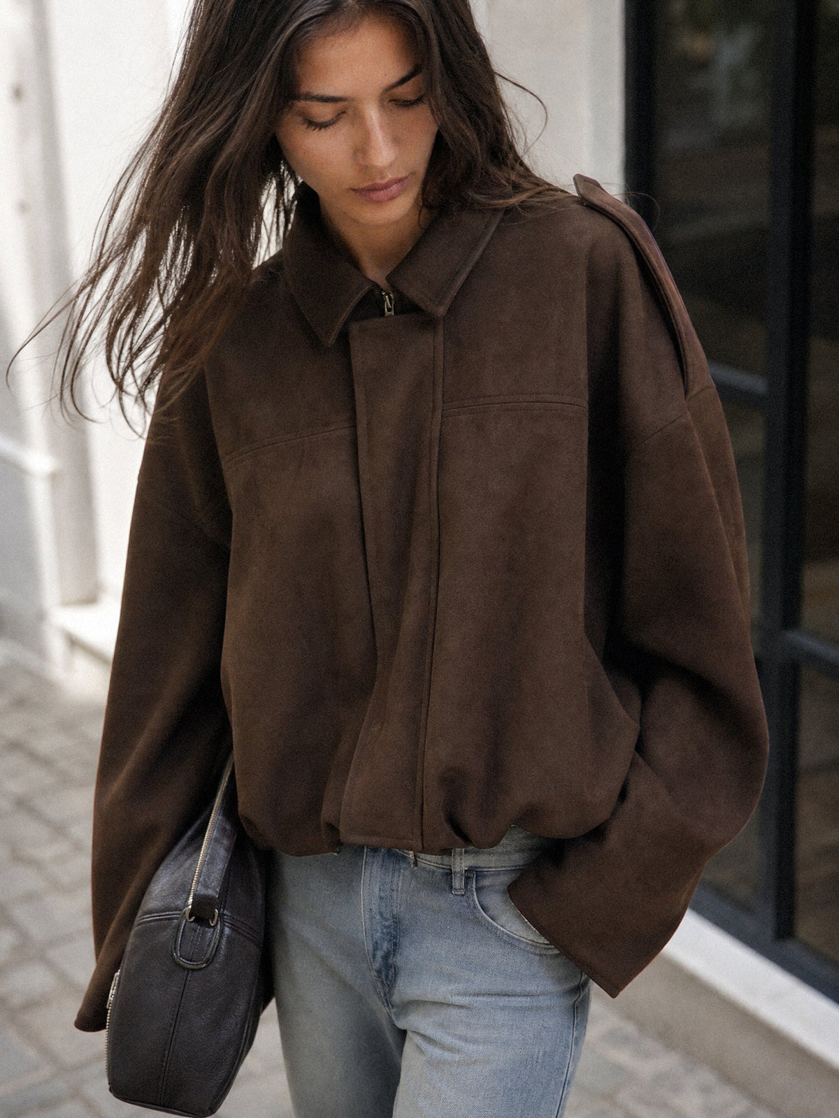 Blouson bomber suédine chocolat en ville