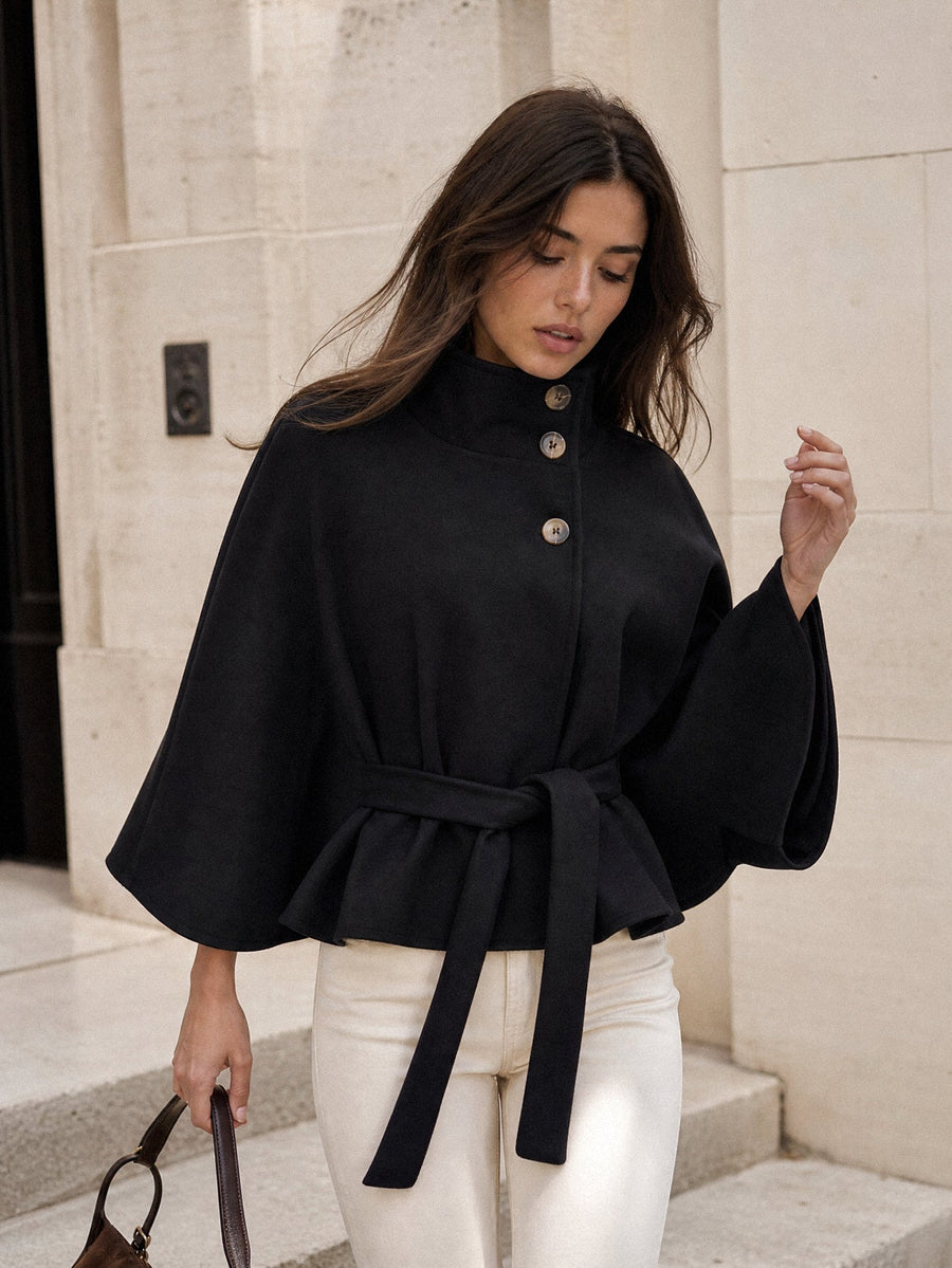 Cape noire en mouvement boutons asymétriques