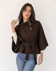 Cape marron face avec ceinture