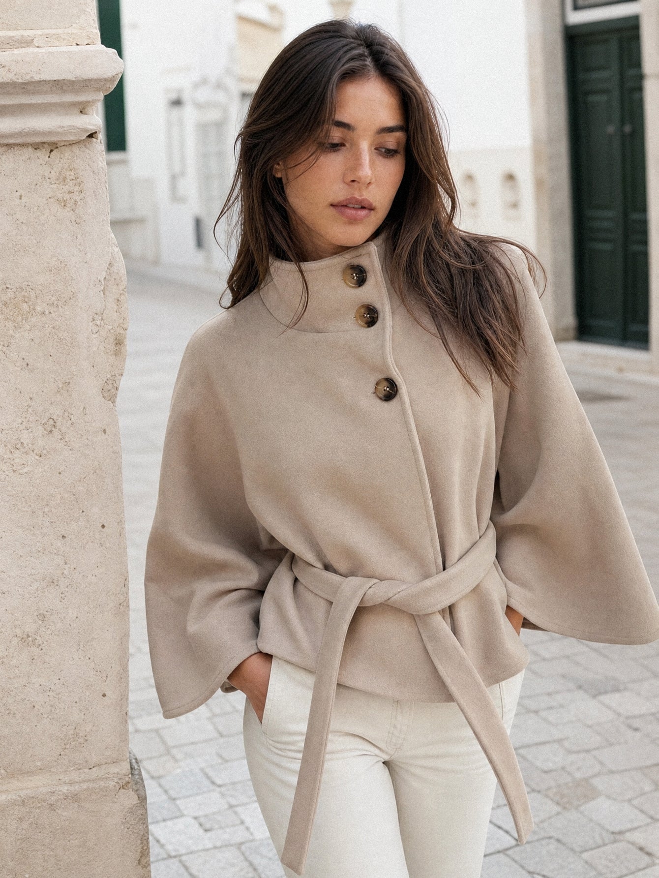Cape beige à col montant boutons asymétriques