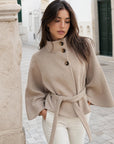 Cape beige à col montant boutons asymétriques
