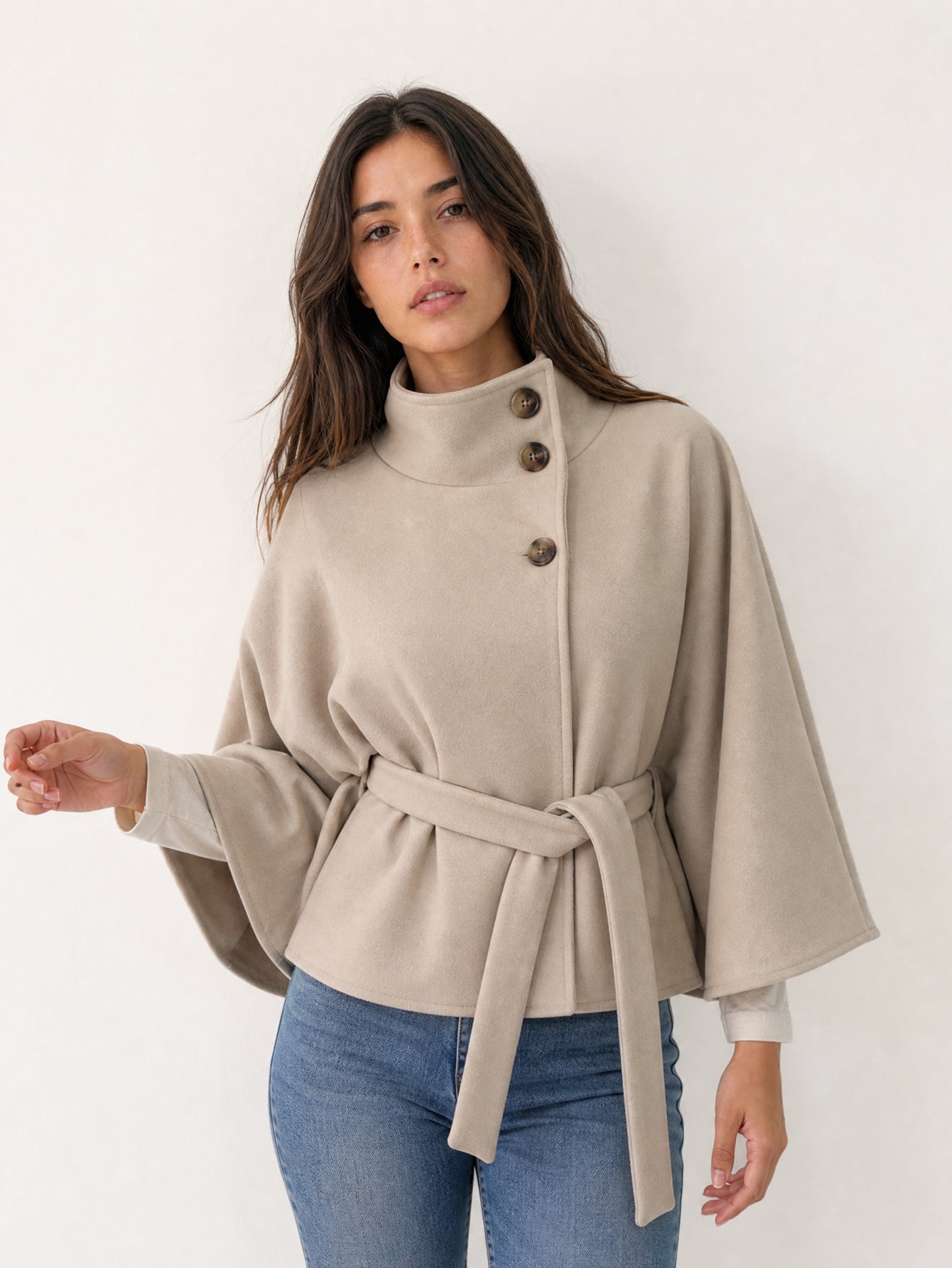 Cape courte beige ceinturée en studio