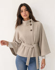 Cape courte beige ceinturée en studio