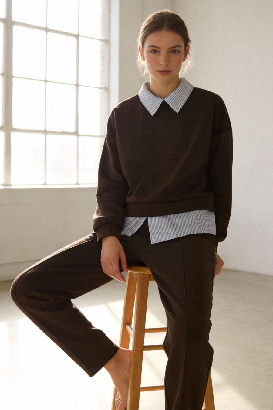 Ensemble sweat + pantalon chocolat assise