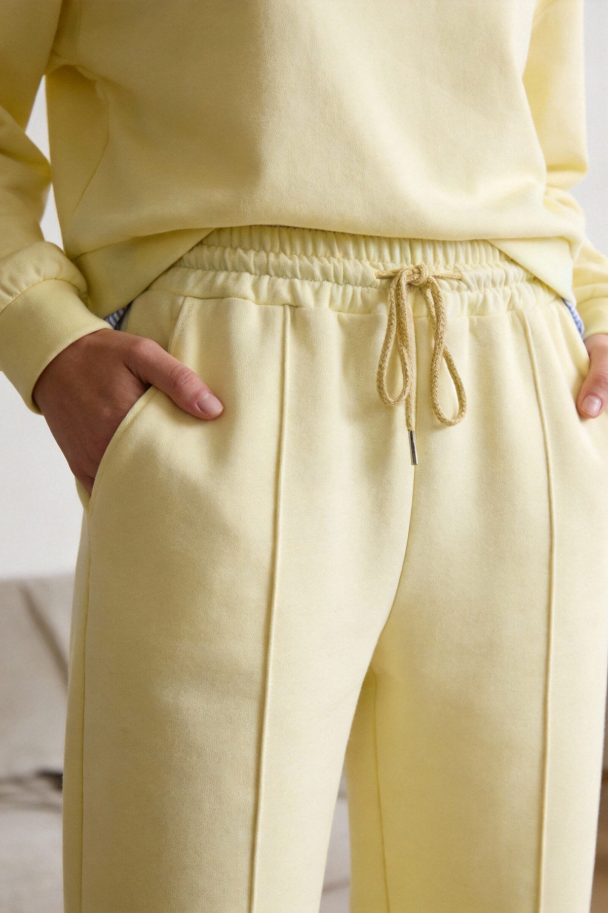 Pantalon jogger jaune moutarde détail cordon