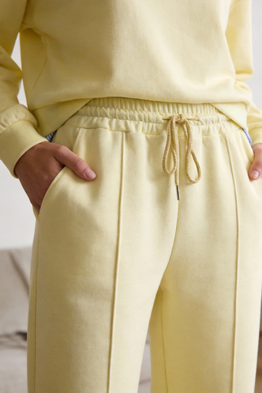 Pantalon jogger jaune moutarde détail cordon