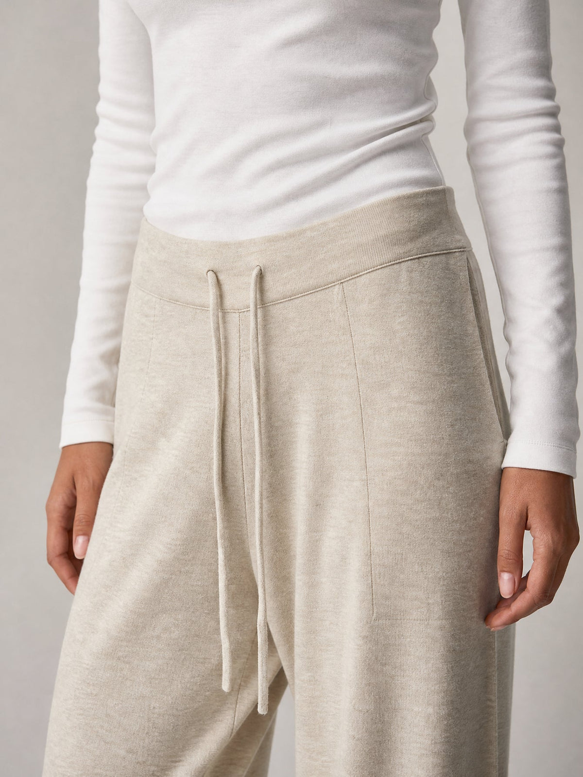 Pantalon en maille beige détail taille élastiquée et cordon