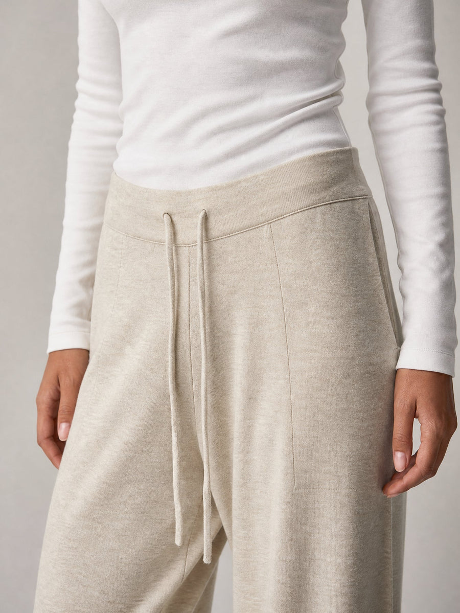Pantalon en maille beige détail taille élastiquée et cordon