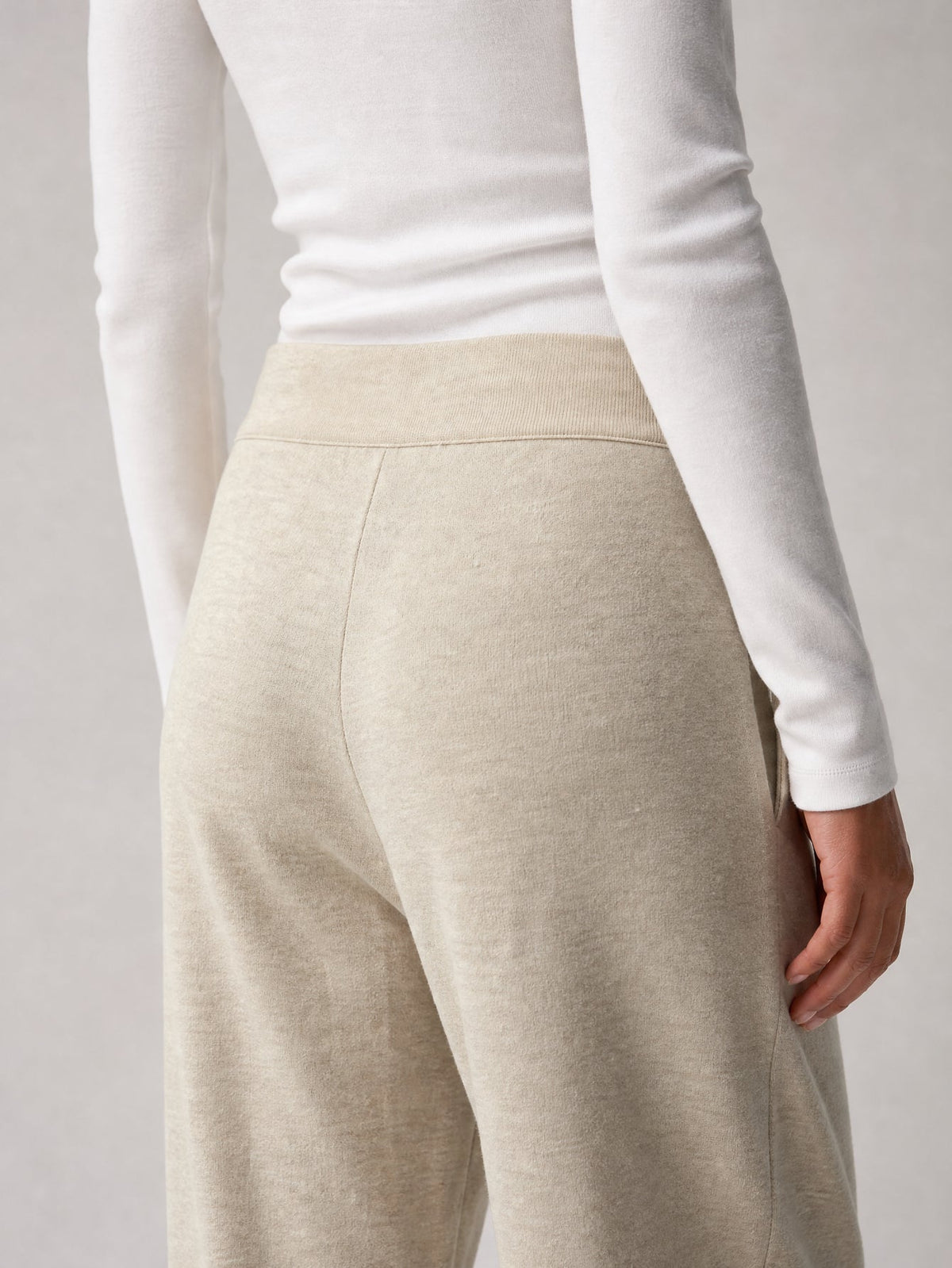 Pantalon en maille beige détail dos taille