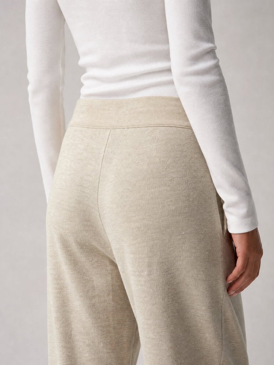 Pantalon en maille beige détail dos taille