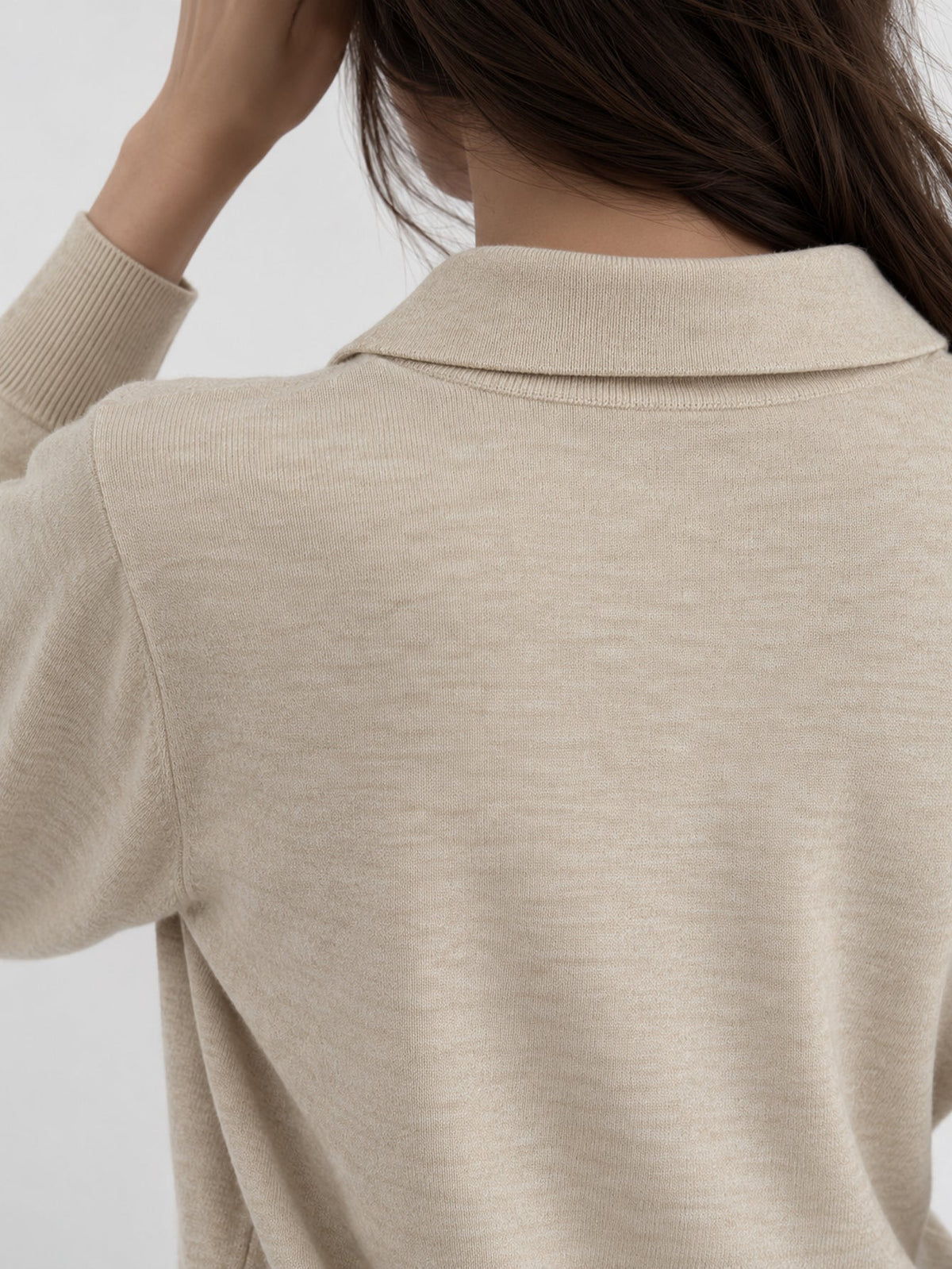 Pull en maille beige détail col au dos