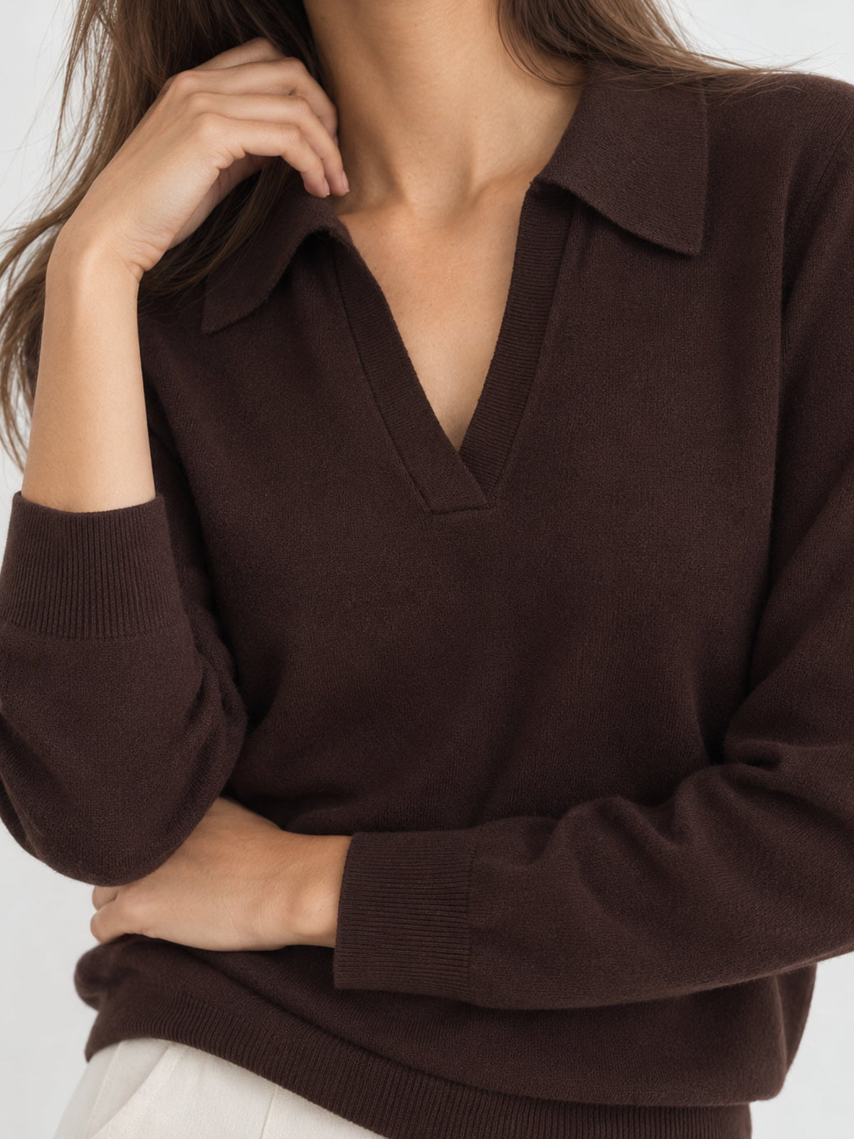 Pull en maille marron col polo détail col V