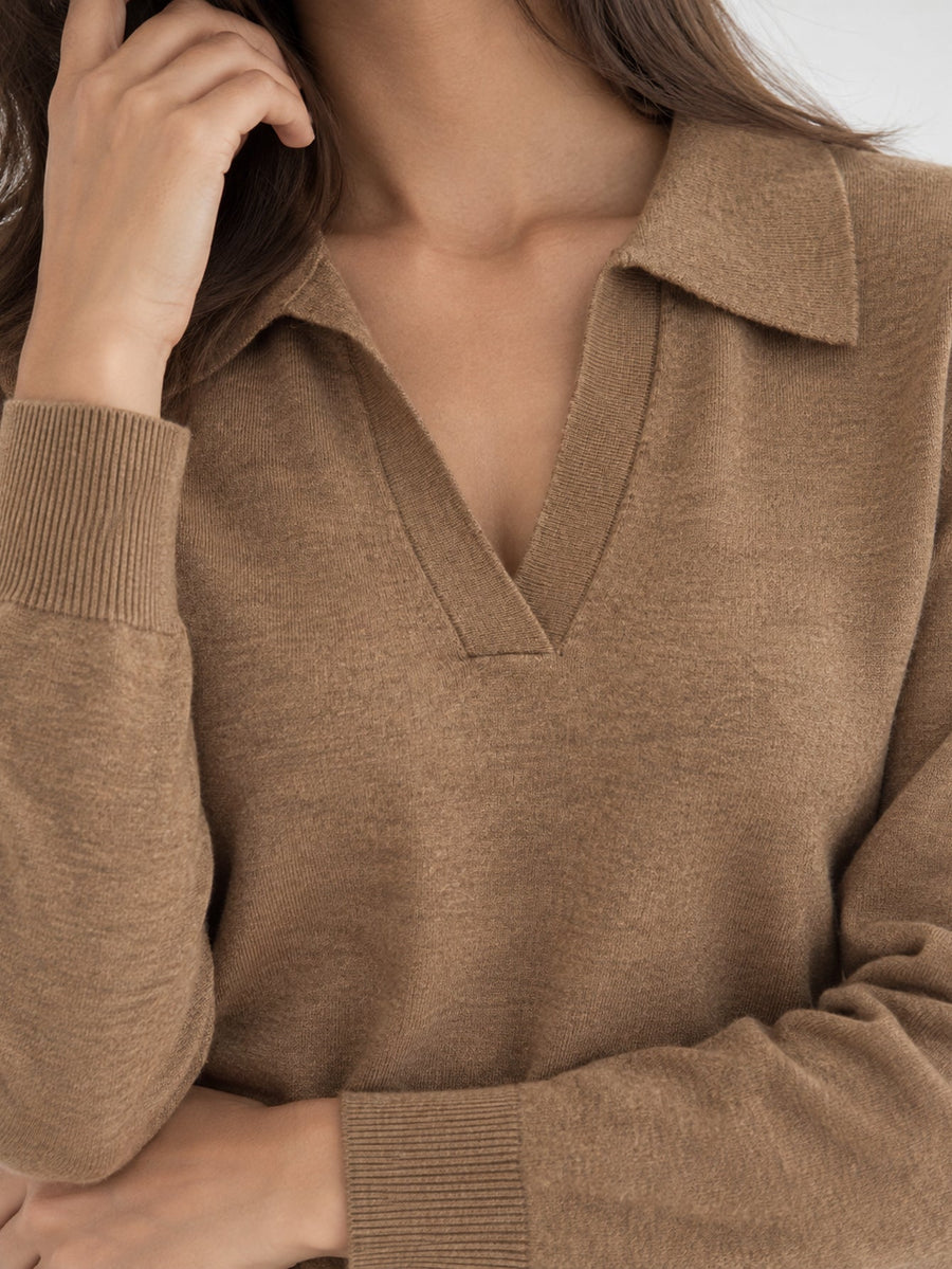 Pull en maille camel col polo détail col V