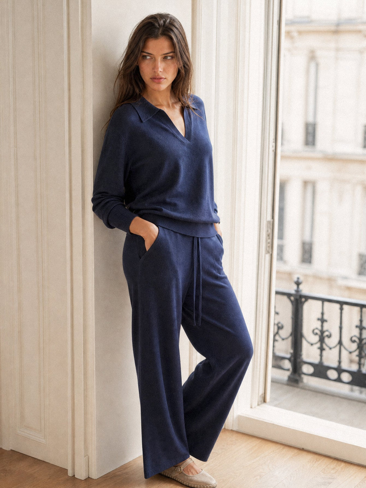 Ensemble en maille bleu marine porté