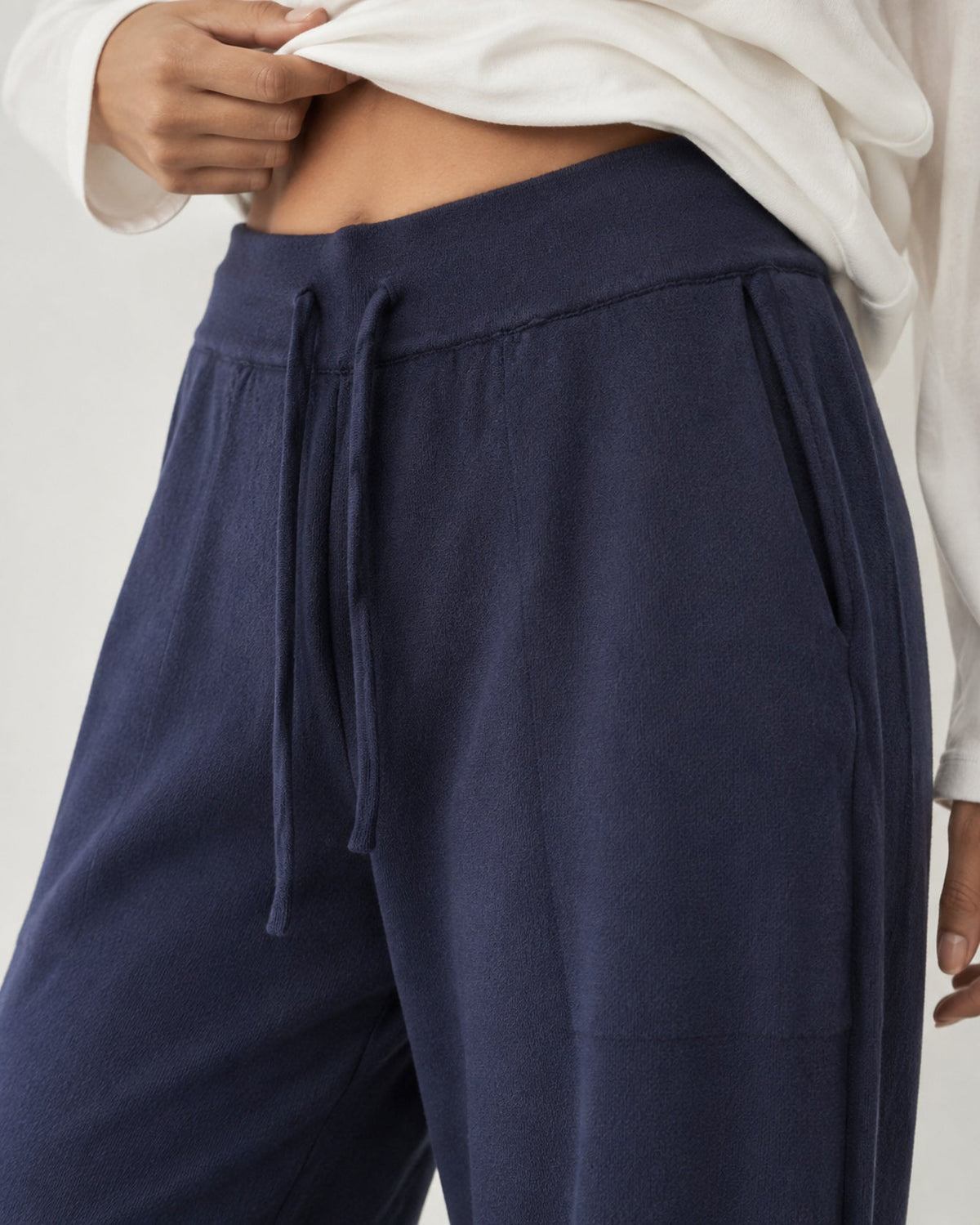 Pantalon en maille bleu marine détail taille élastiquée et cordon