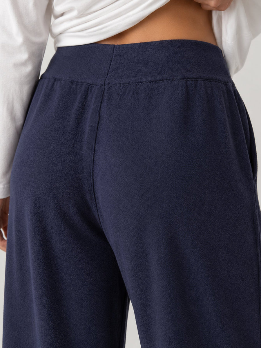 Pantalon en maille bleu marine détail dos taille