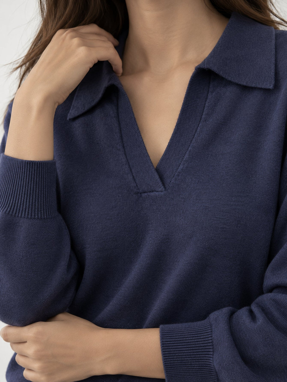 Pull en maille bleu marine col polo détail col V