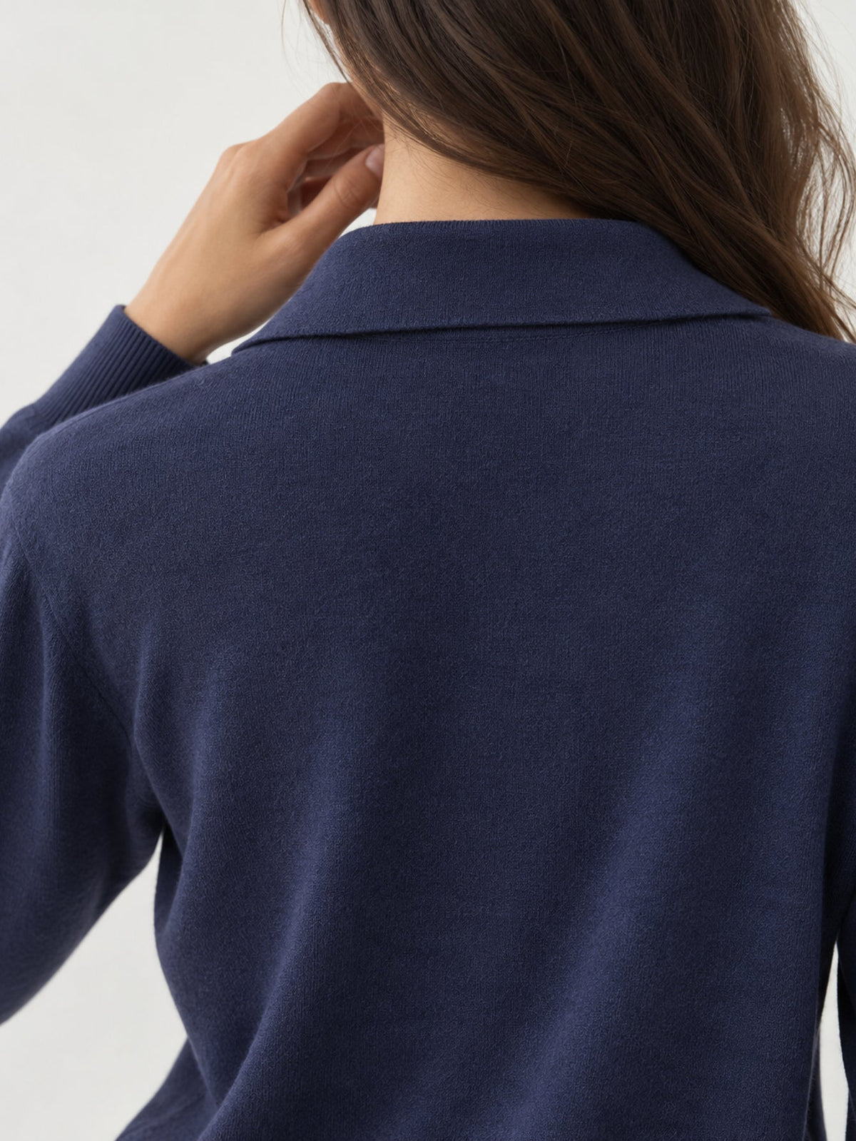 Pull en maille bleu marine détail col au dos