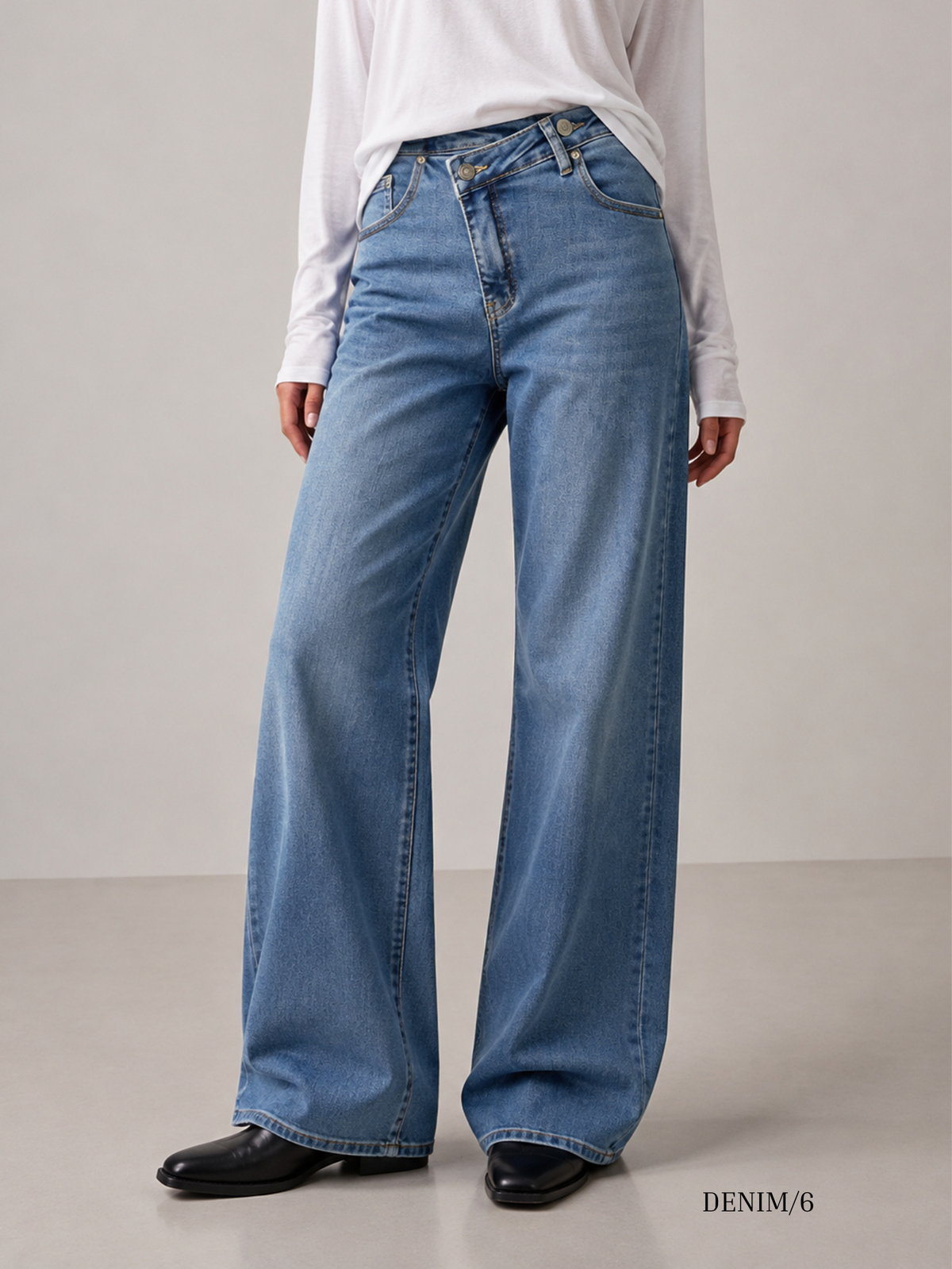 Jean large bleu clair détail jambe
