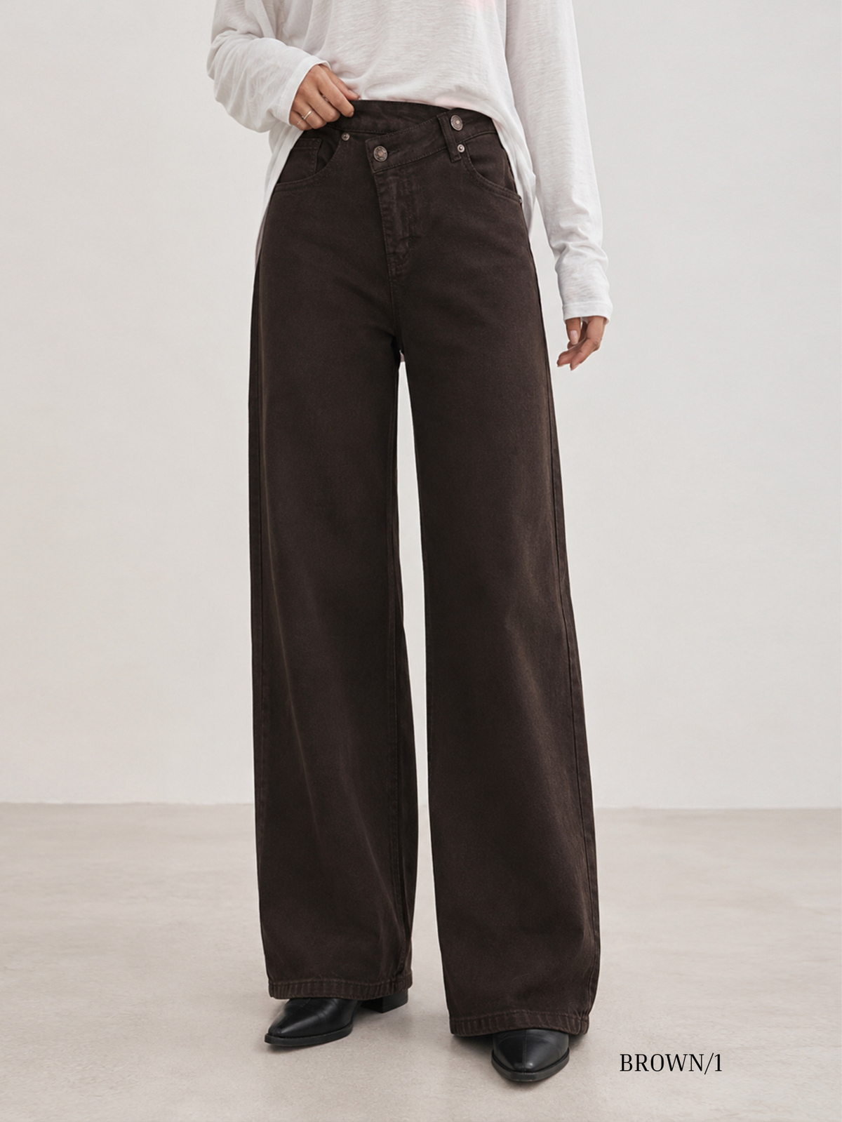 Jean large marron porté