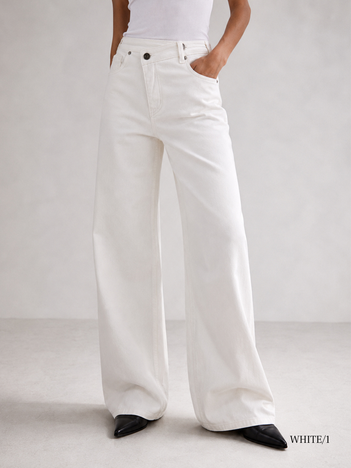 Jean large blanc porté