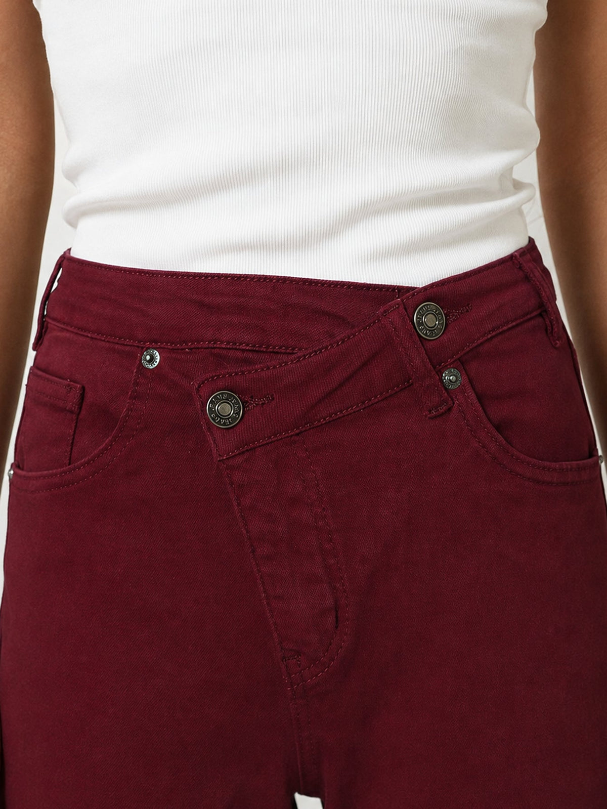 Détail ceinture croisée bordeaux