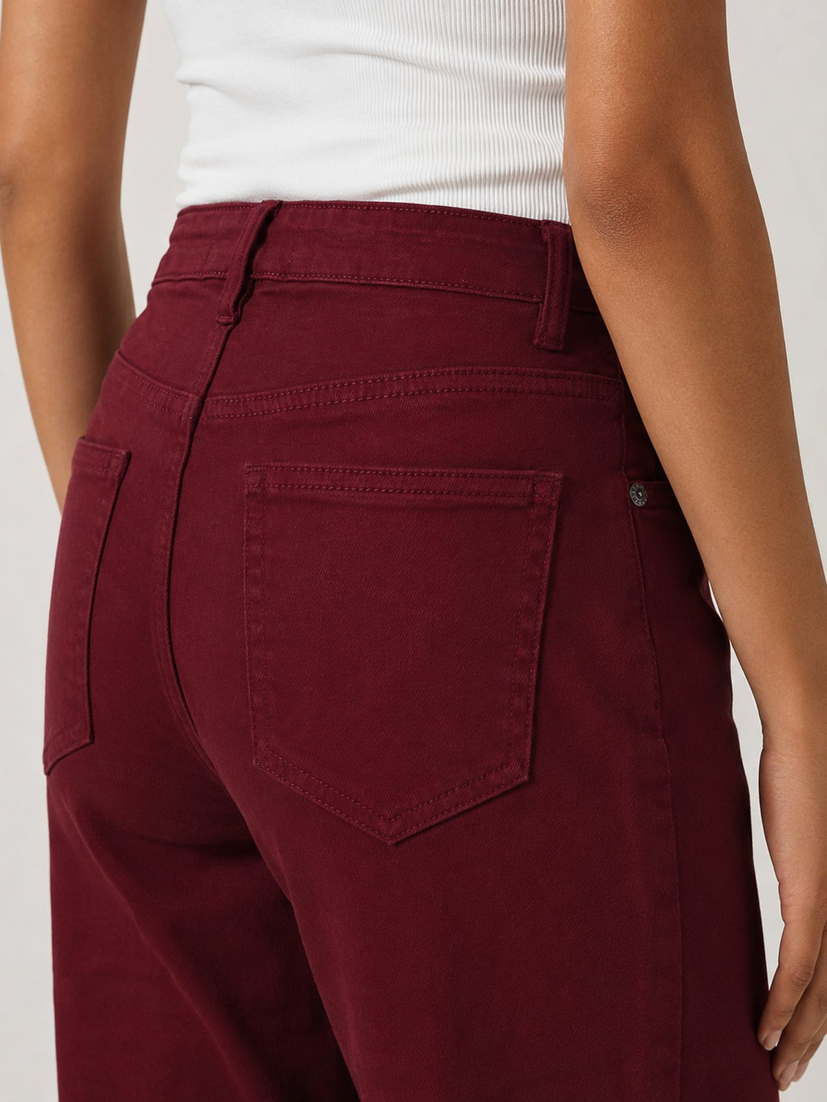 Dos poches du jean bordeaux