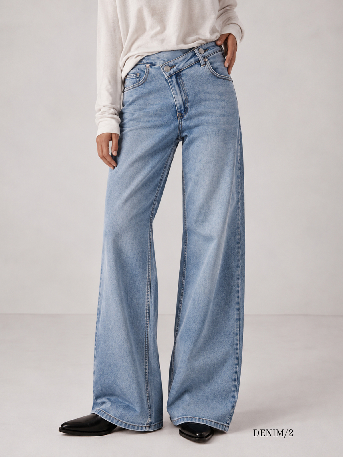 Jean large bleu clair face studio