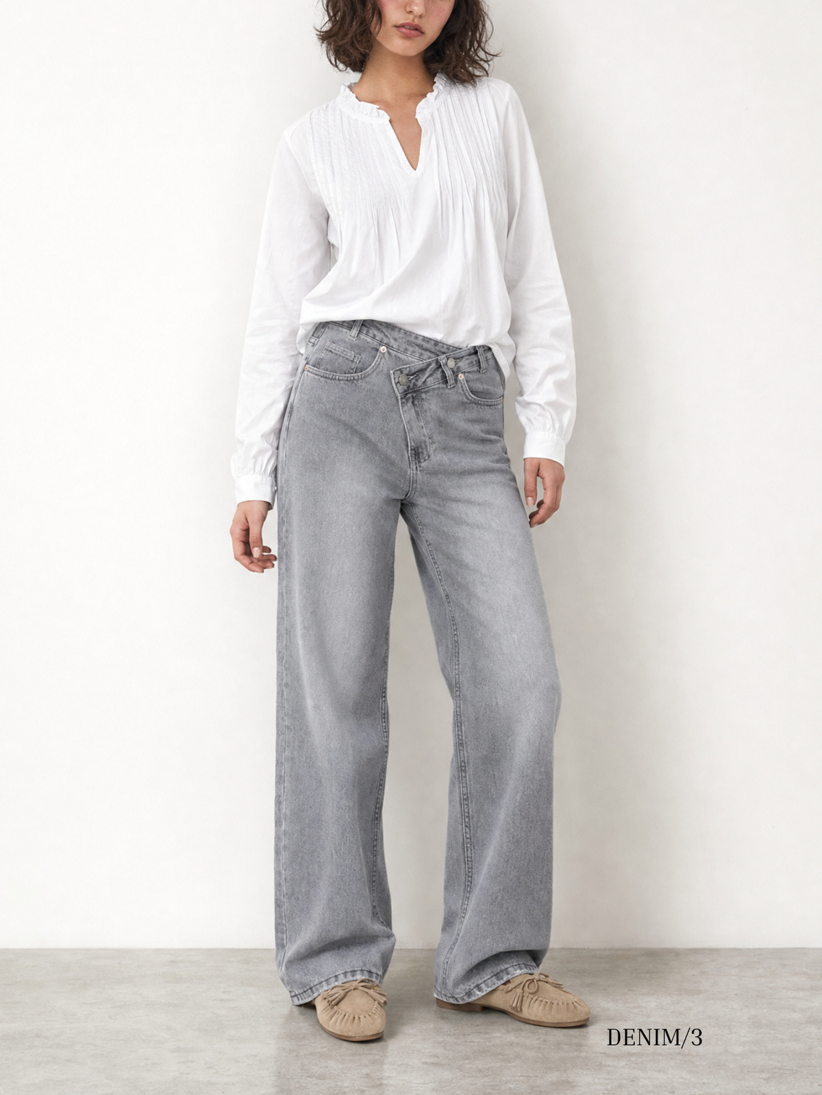Jean large à ceinture croisée gris
