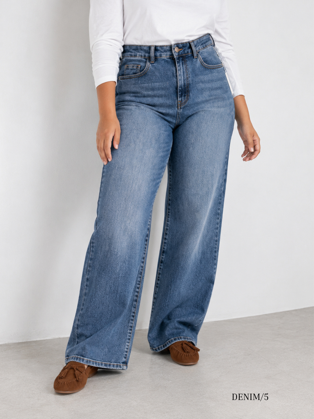 Jean wide leg bleu moyen gros plan devant