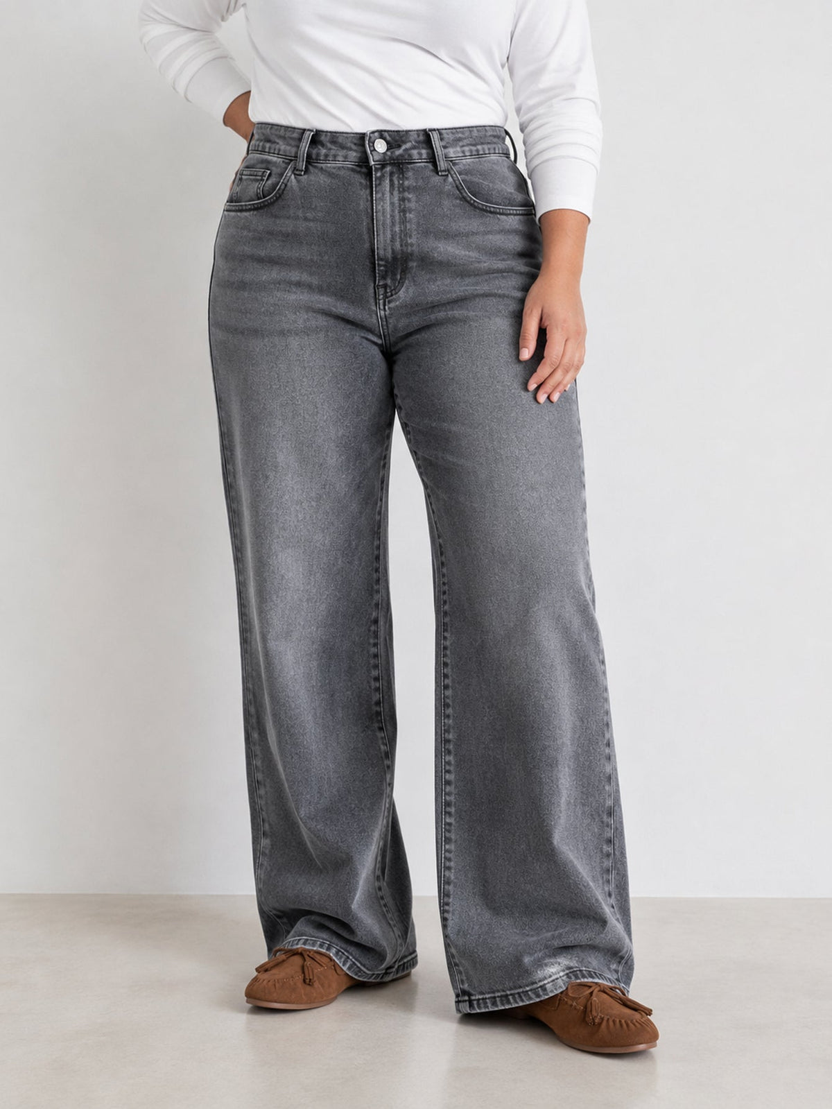 Jean wide leg gris gros plan devant