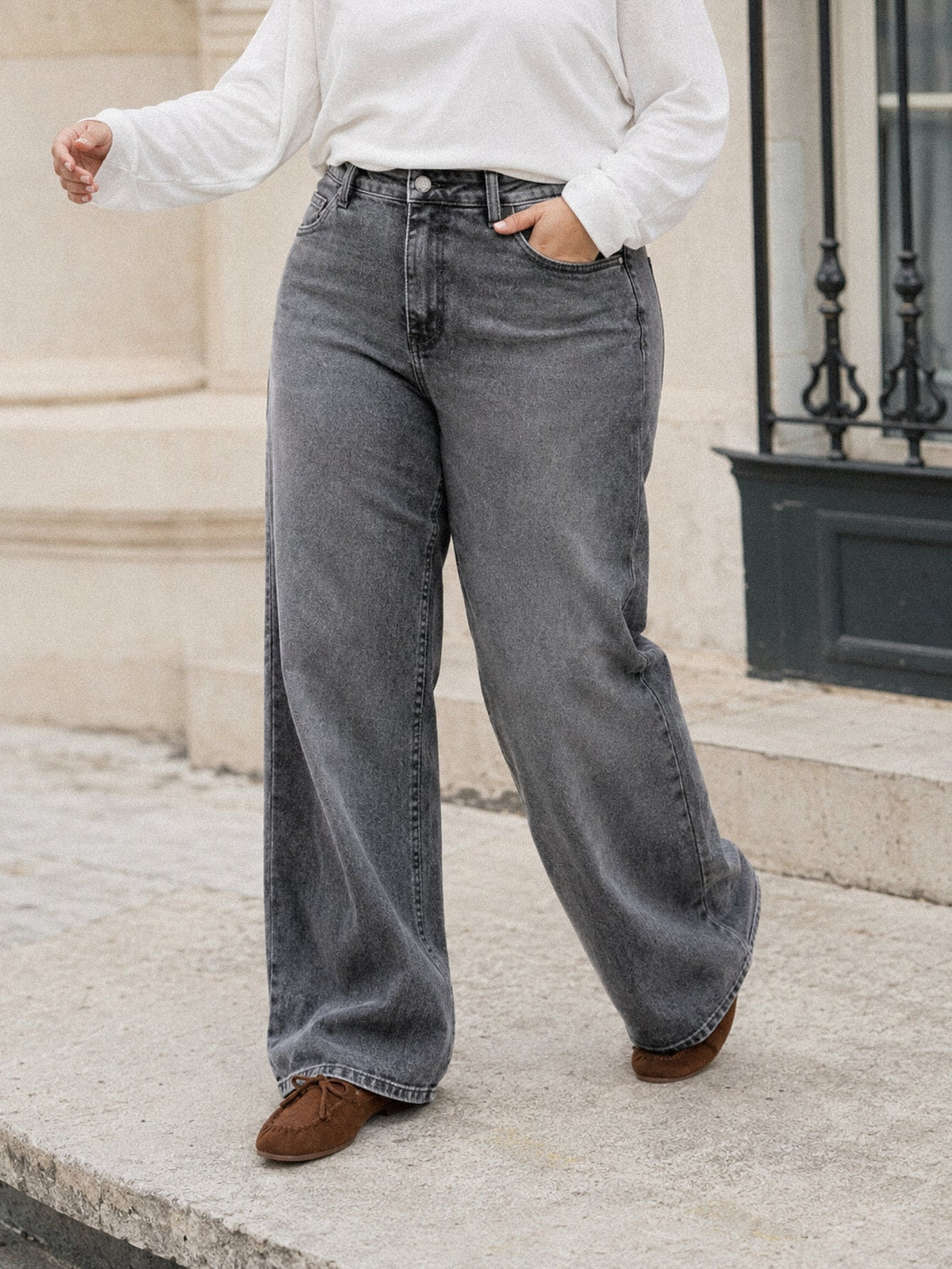 Jean wide leg gris en extérieur