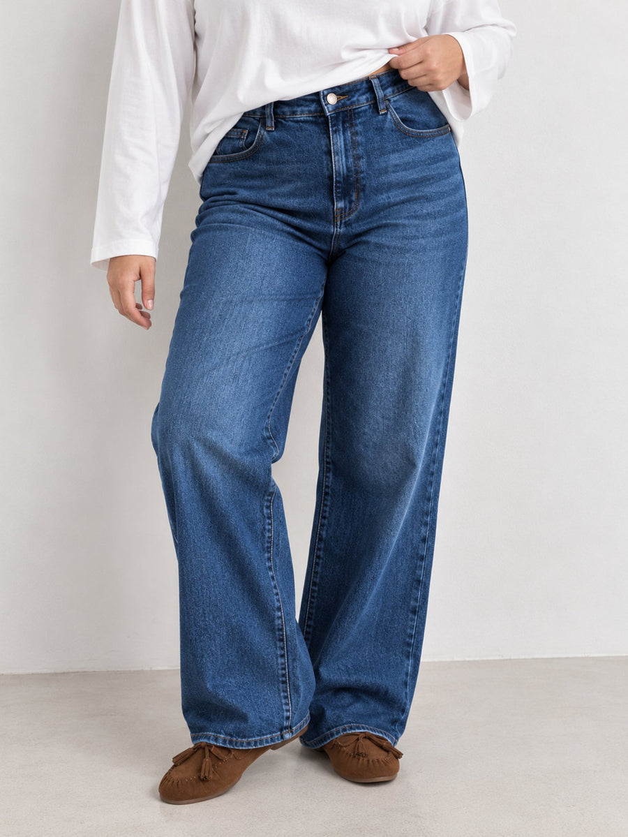 Jean wide leg bleu foncé gros plan devant