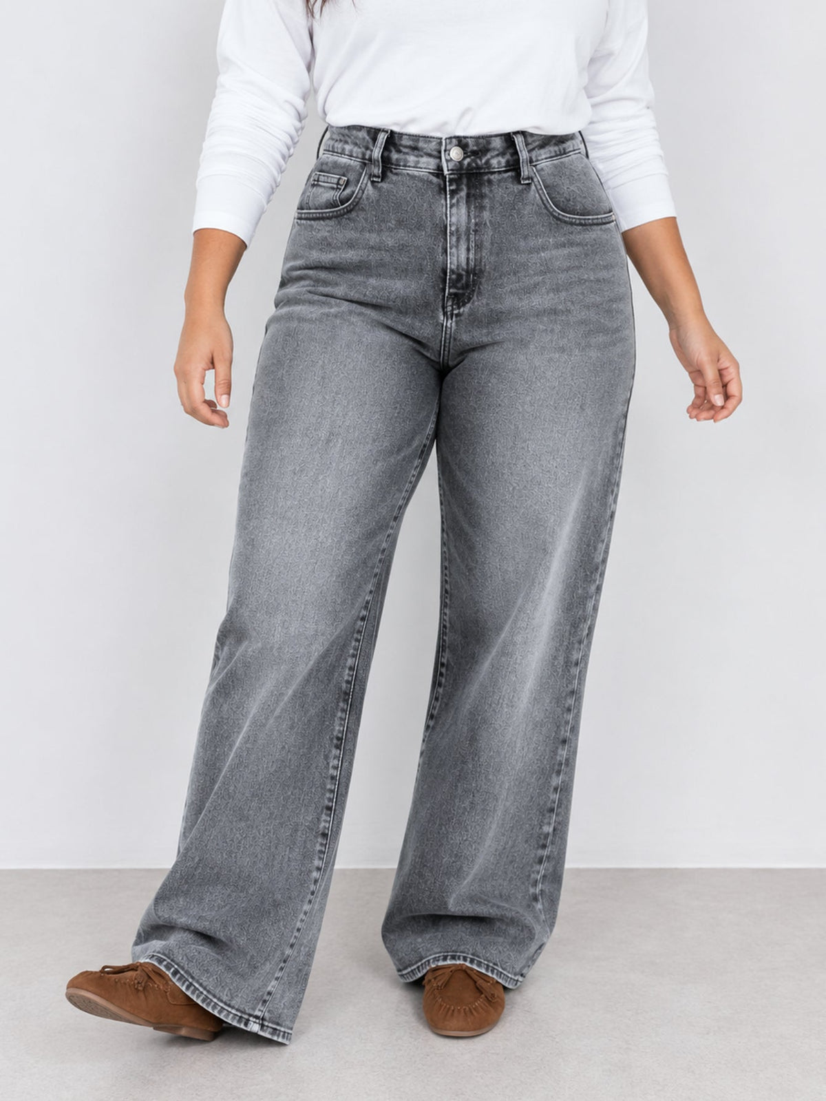 Jean wide leg gris clair gros plan devant