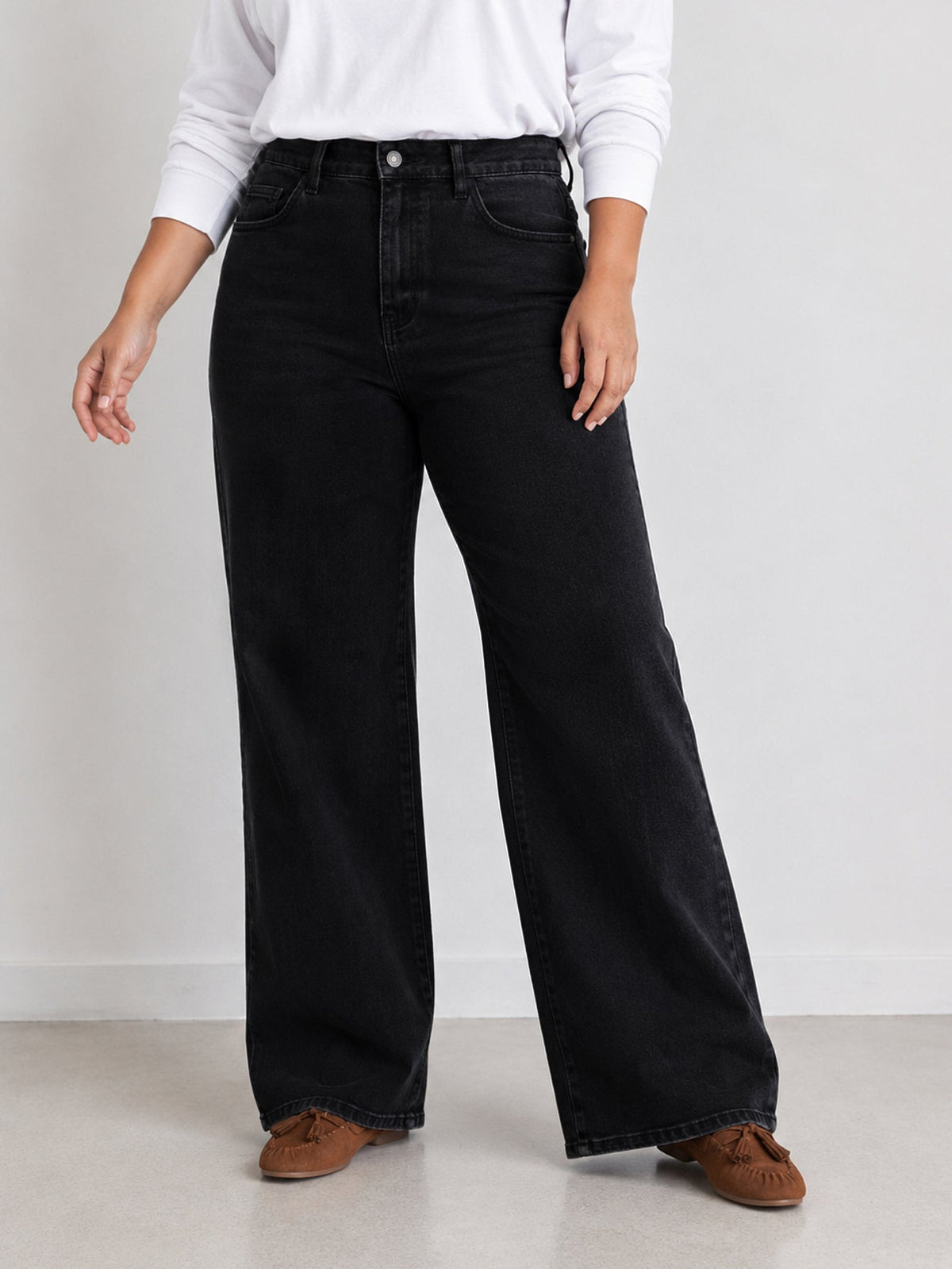 Jean wide leg noir gros plan devant