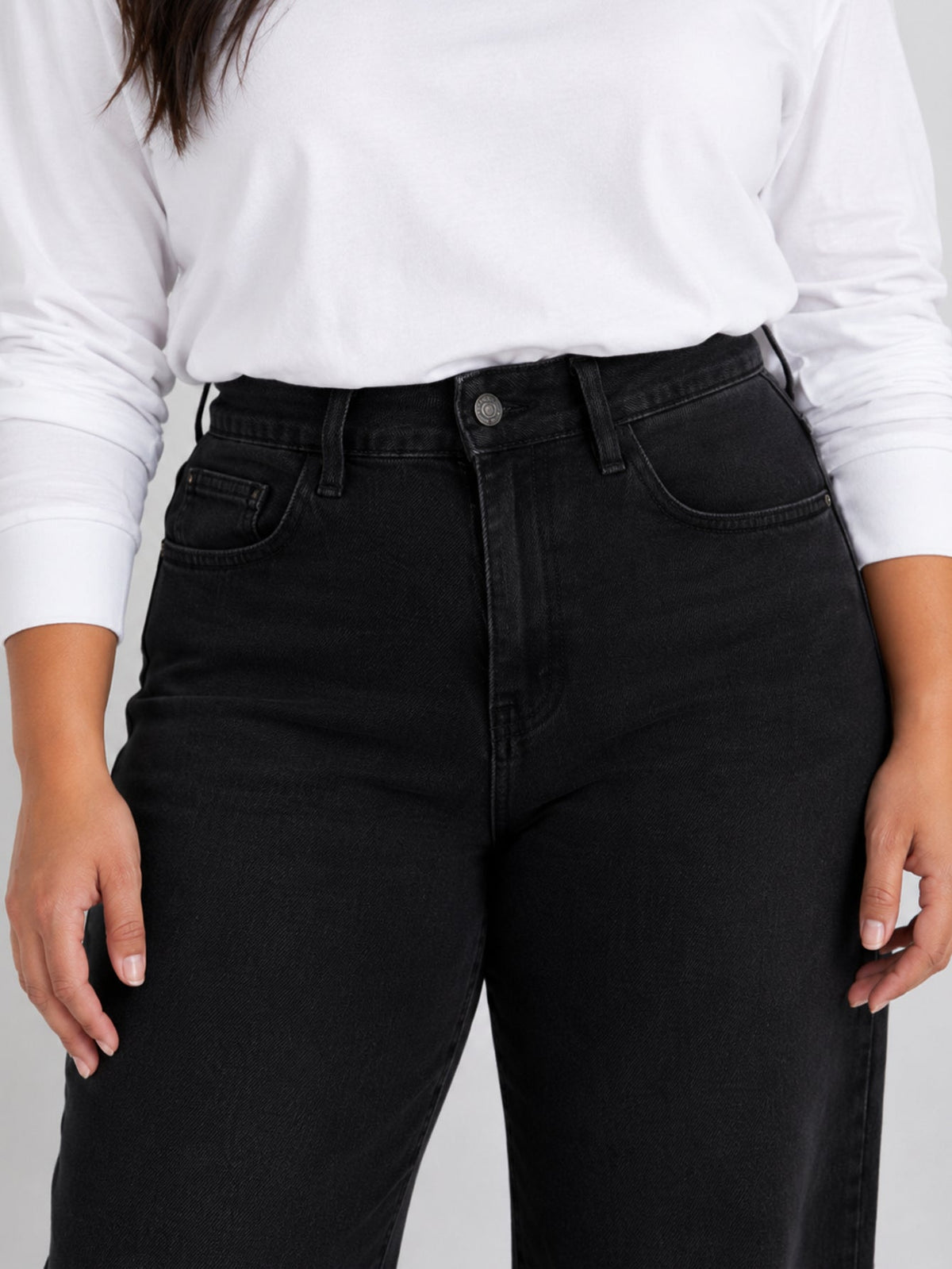 Jean wide leg noir ceinture et bouton