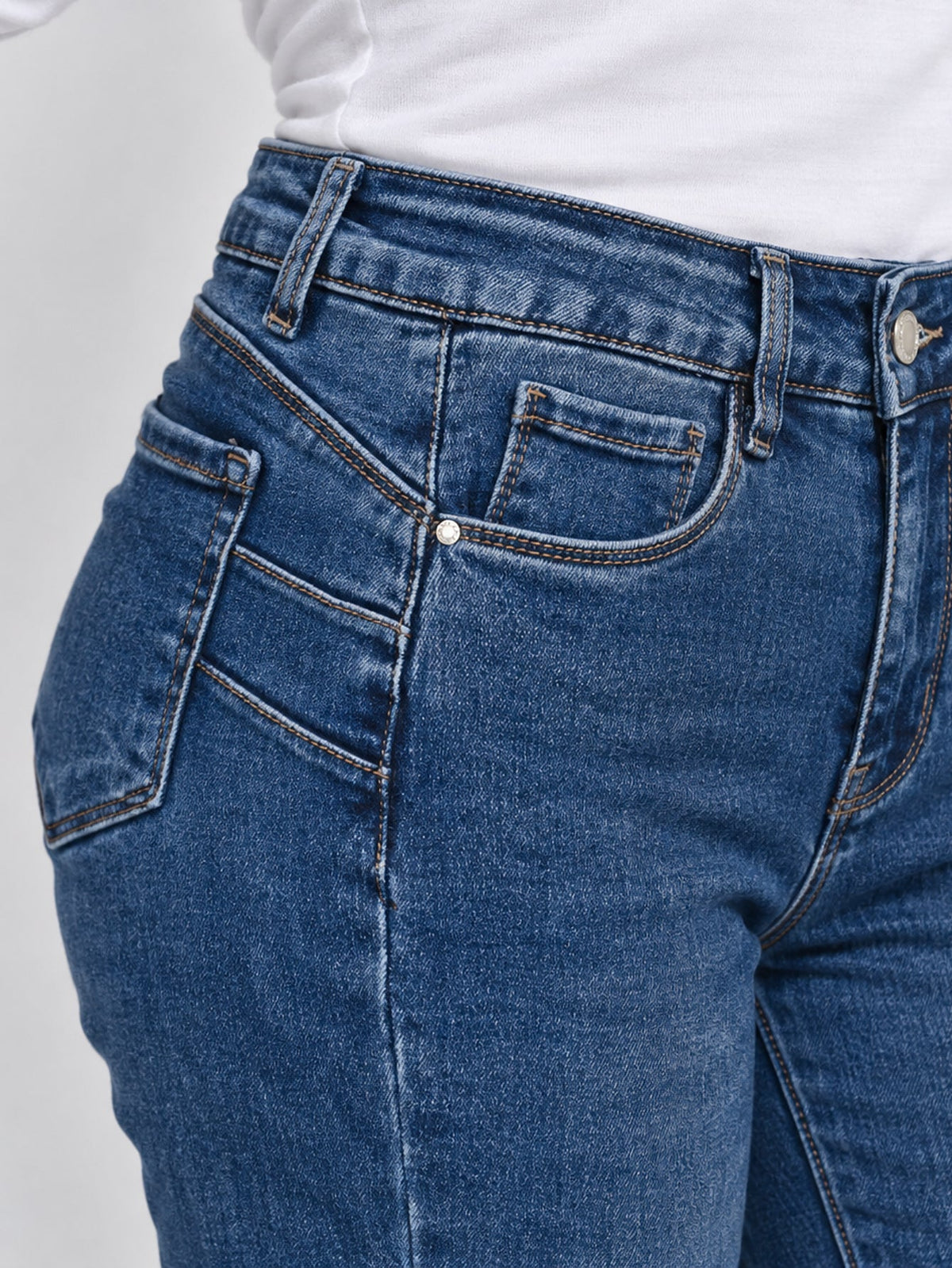 jean flare détail coutures contrastées