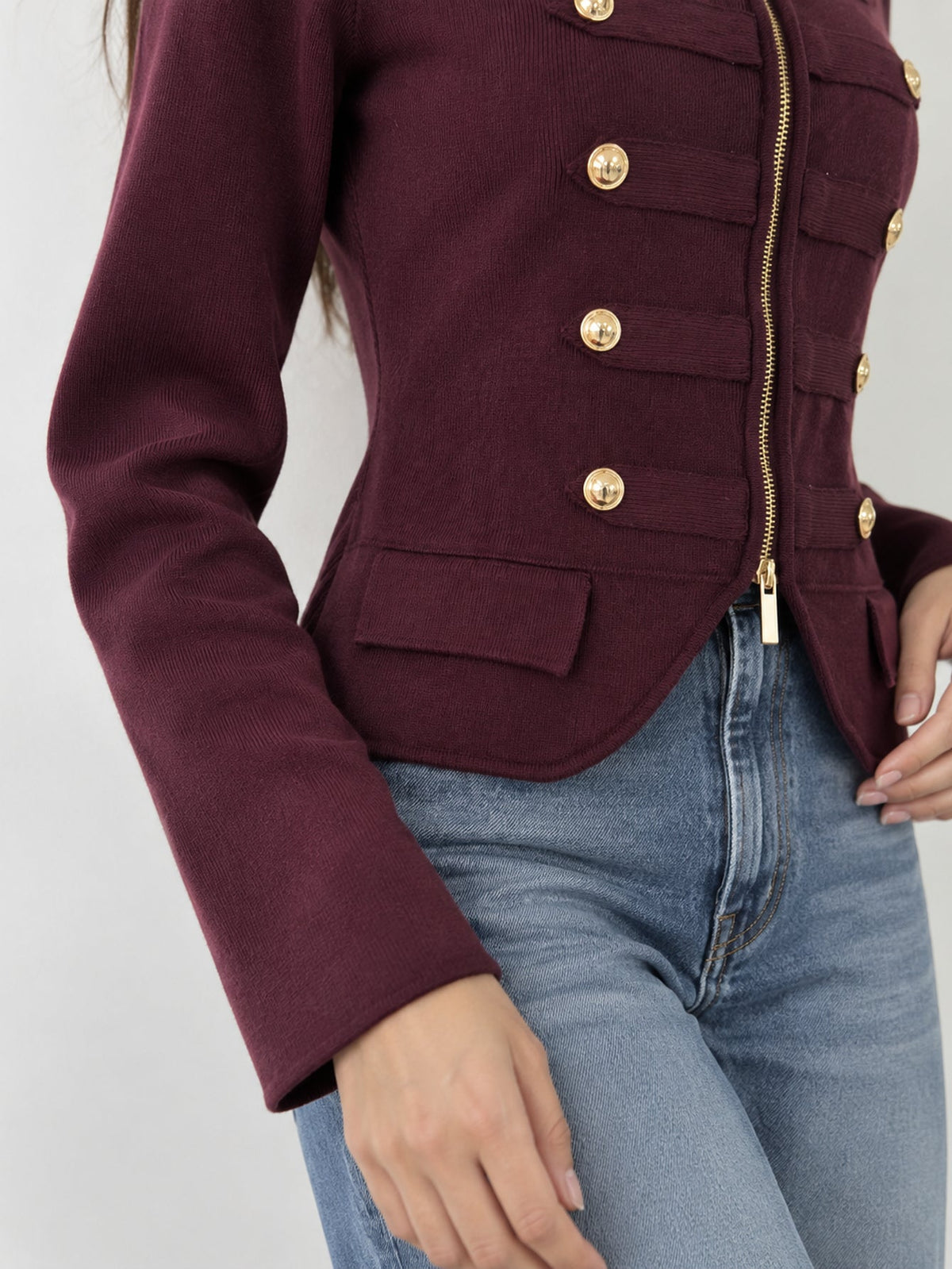 veste bordeaux boutons dorés gros plan