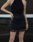 02. 02 mini jupe satinee noire a dentelle image 4