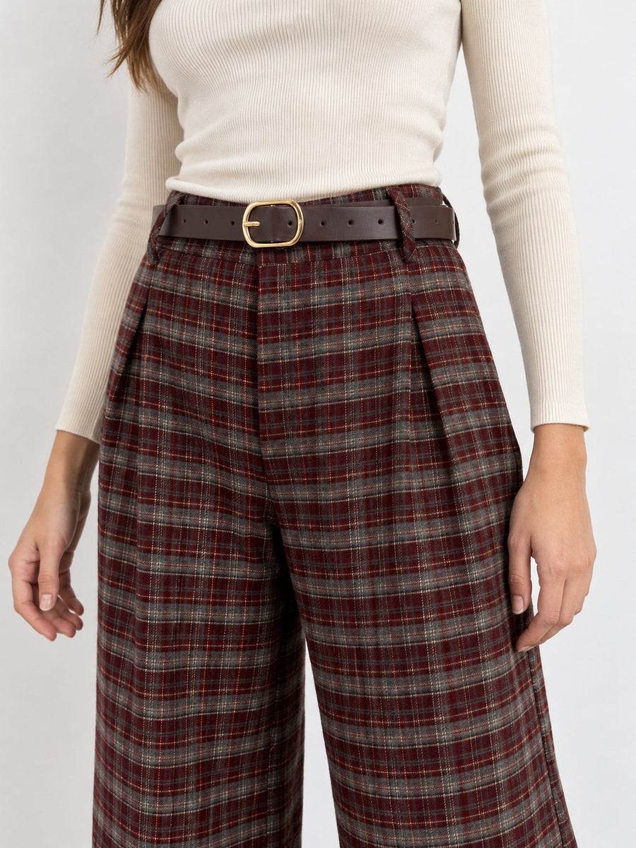 Détail ceinture à boucle dorée coloris bordeaux