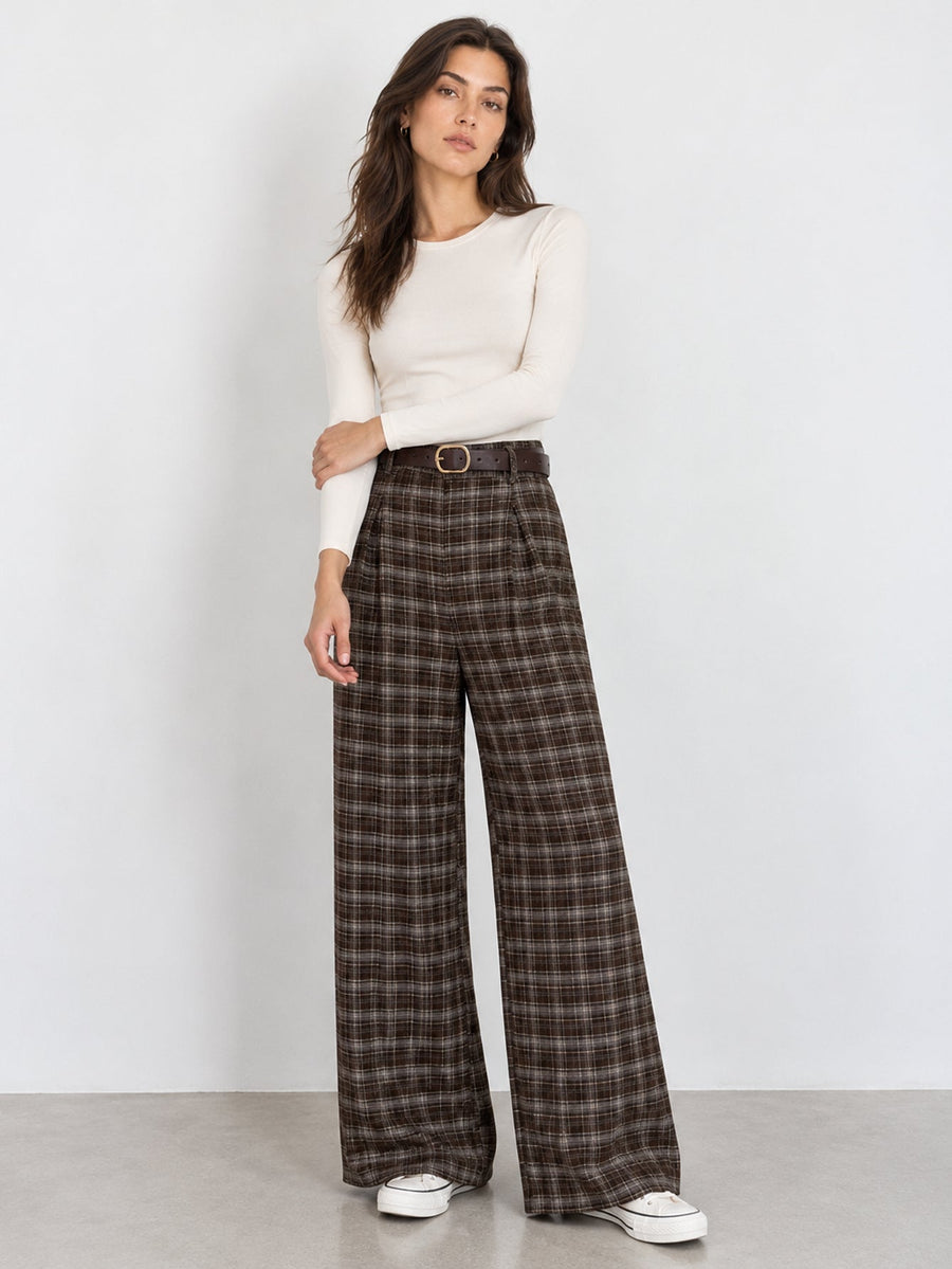 pantalon large à carreaux marron porté